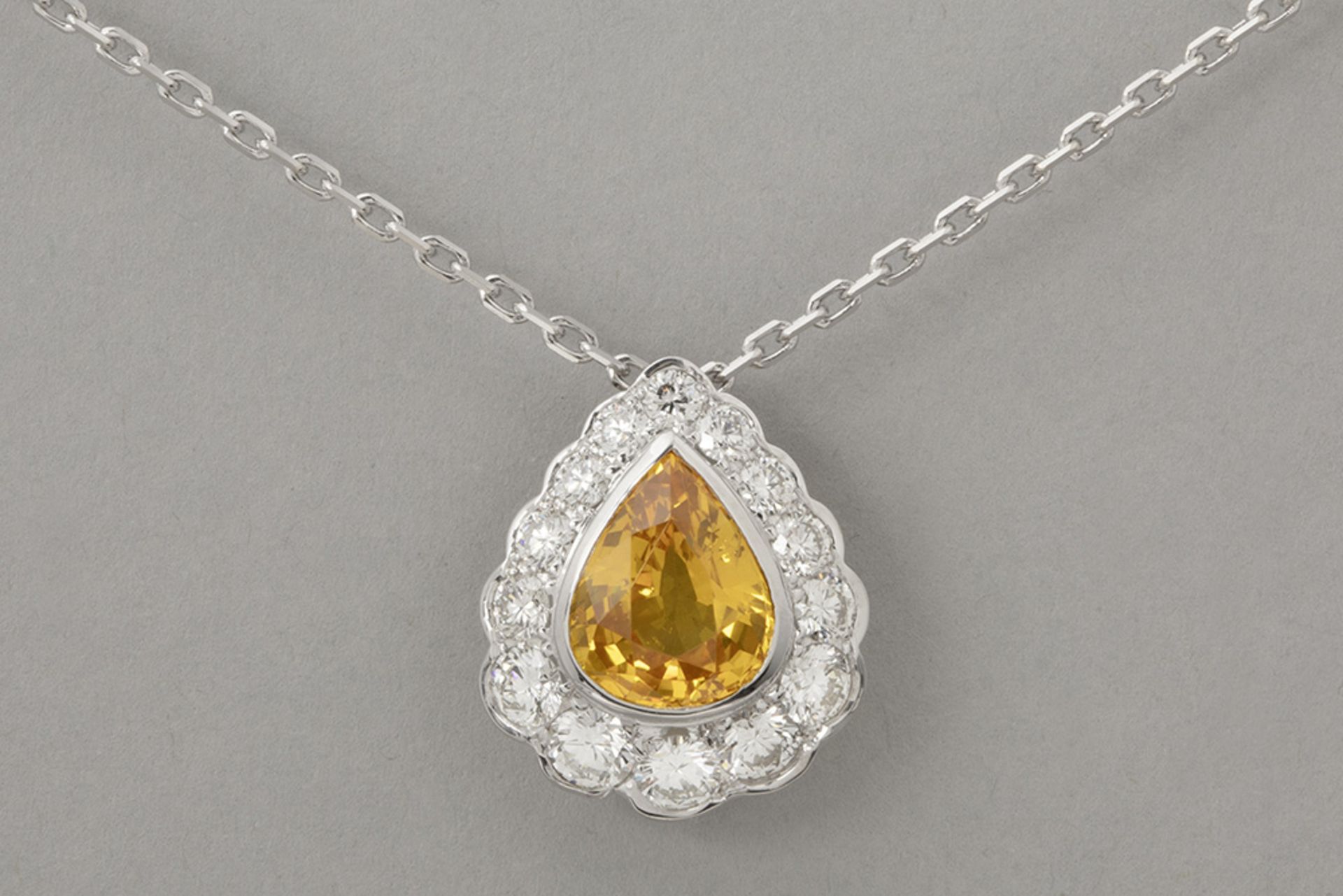 beautiful pear-shaped pendant in white gold (18 carat) with a ca 3,80 carat Sri Lanka sapphire with 
