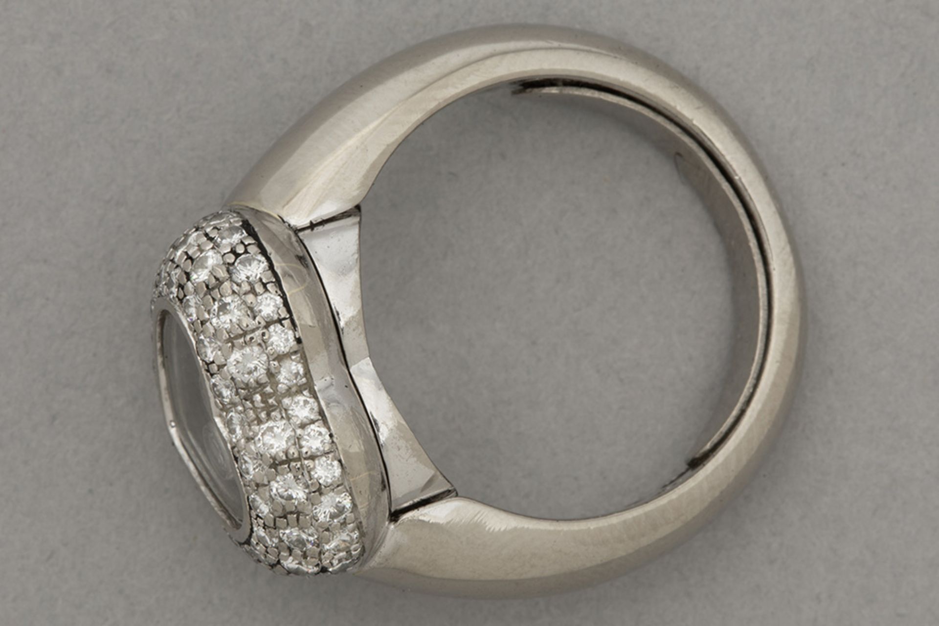 characteristic Chopard signed "Happy Diamonds" ring in white gold with ca 1,20 carat of very high qu - Bild 2 aus 3