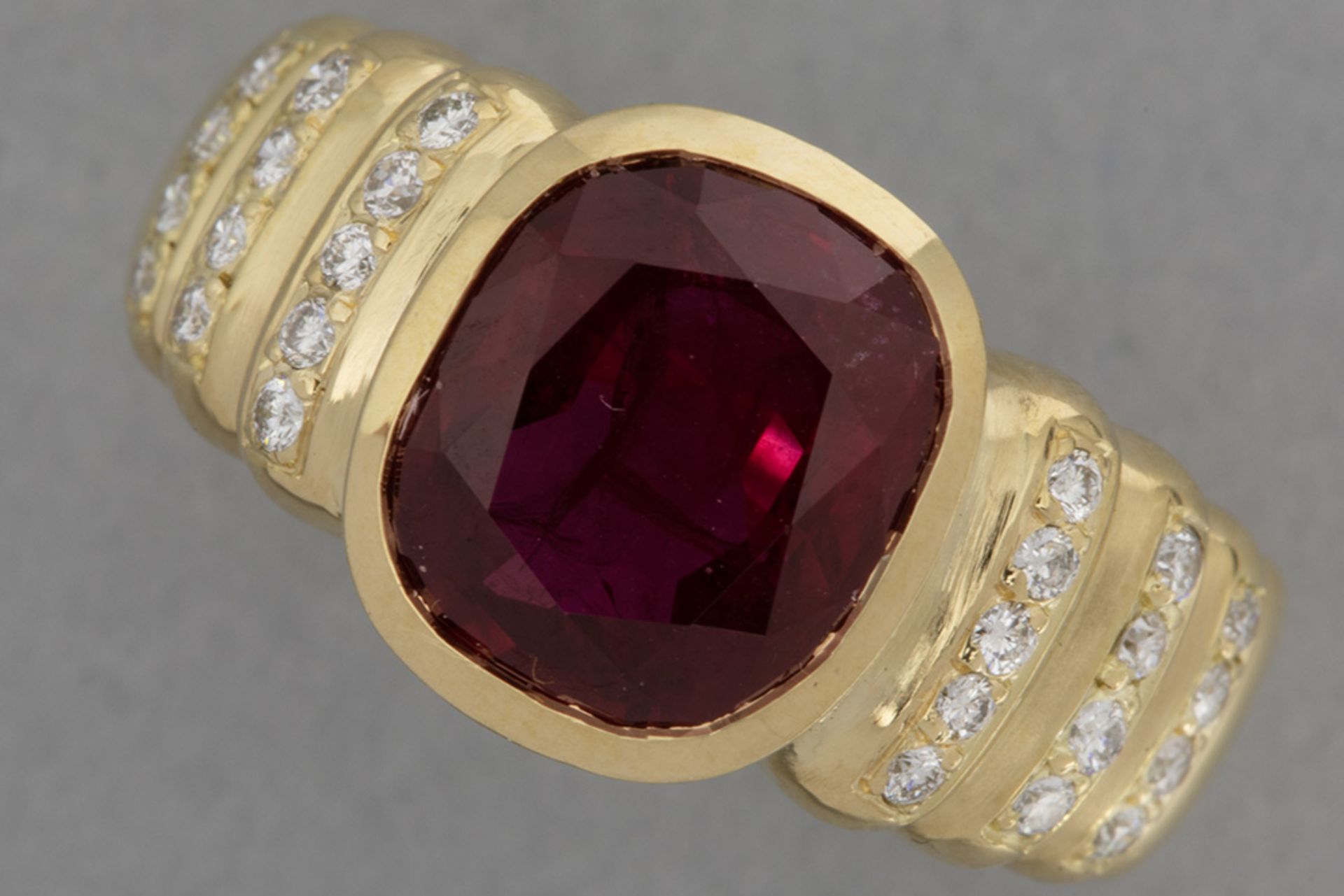 classy "Bulgari" style ring in yellow gold (18 carat) with a 4,47 carat ruby from Thailand or Cambod