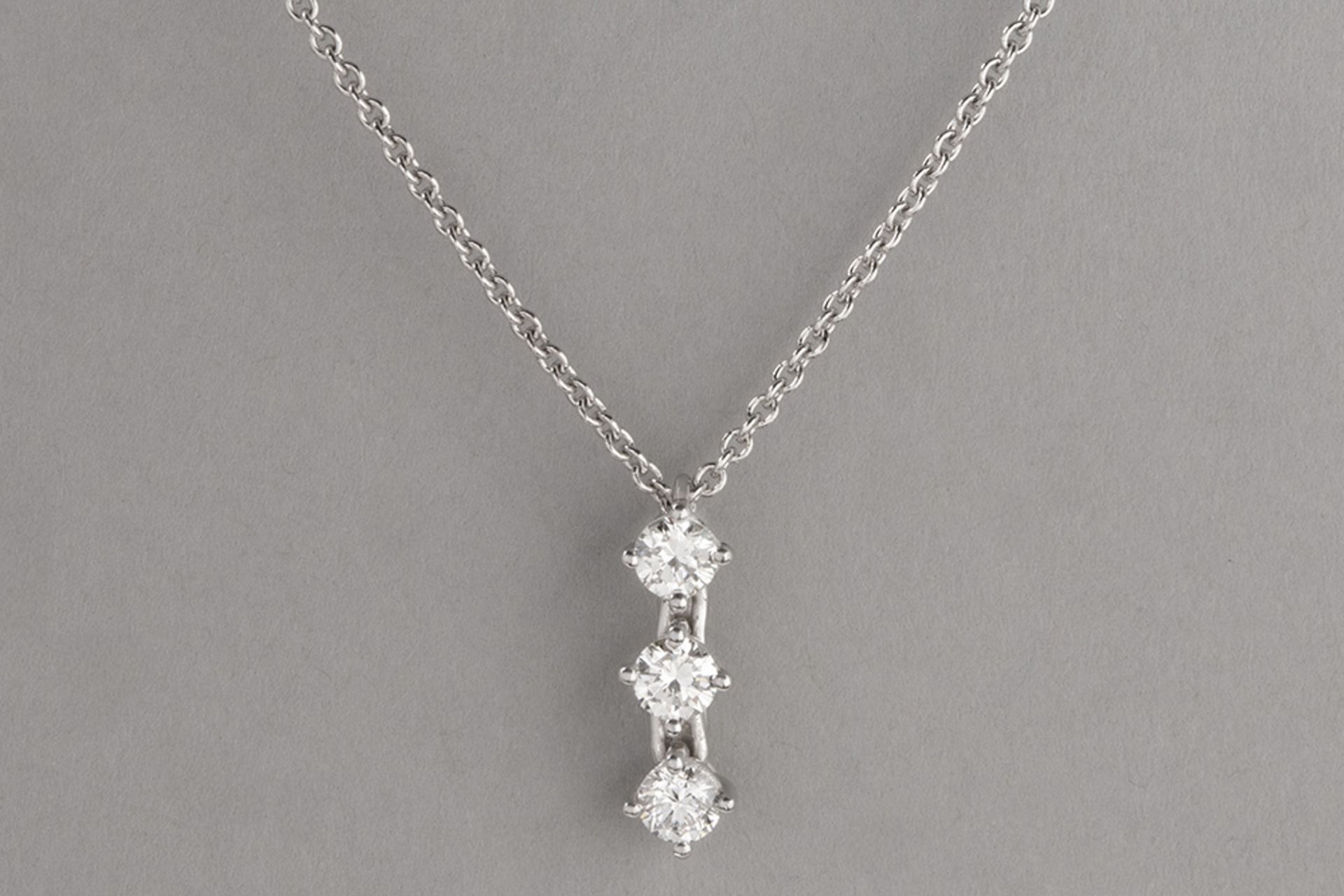 pendant in white gold (18 carat) with ca 0,40 carat of high quality brilliant cut diamonds - with a 