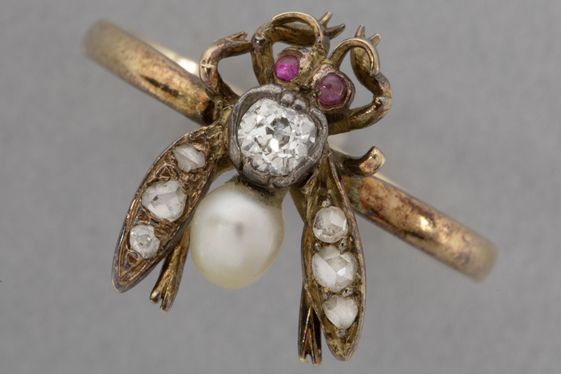 ring in yellow gold (18 carat) with an antique Art Nouveau Insect with a small pearl, two red eyes (