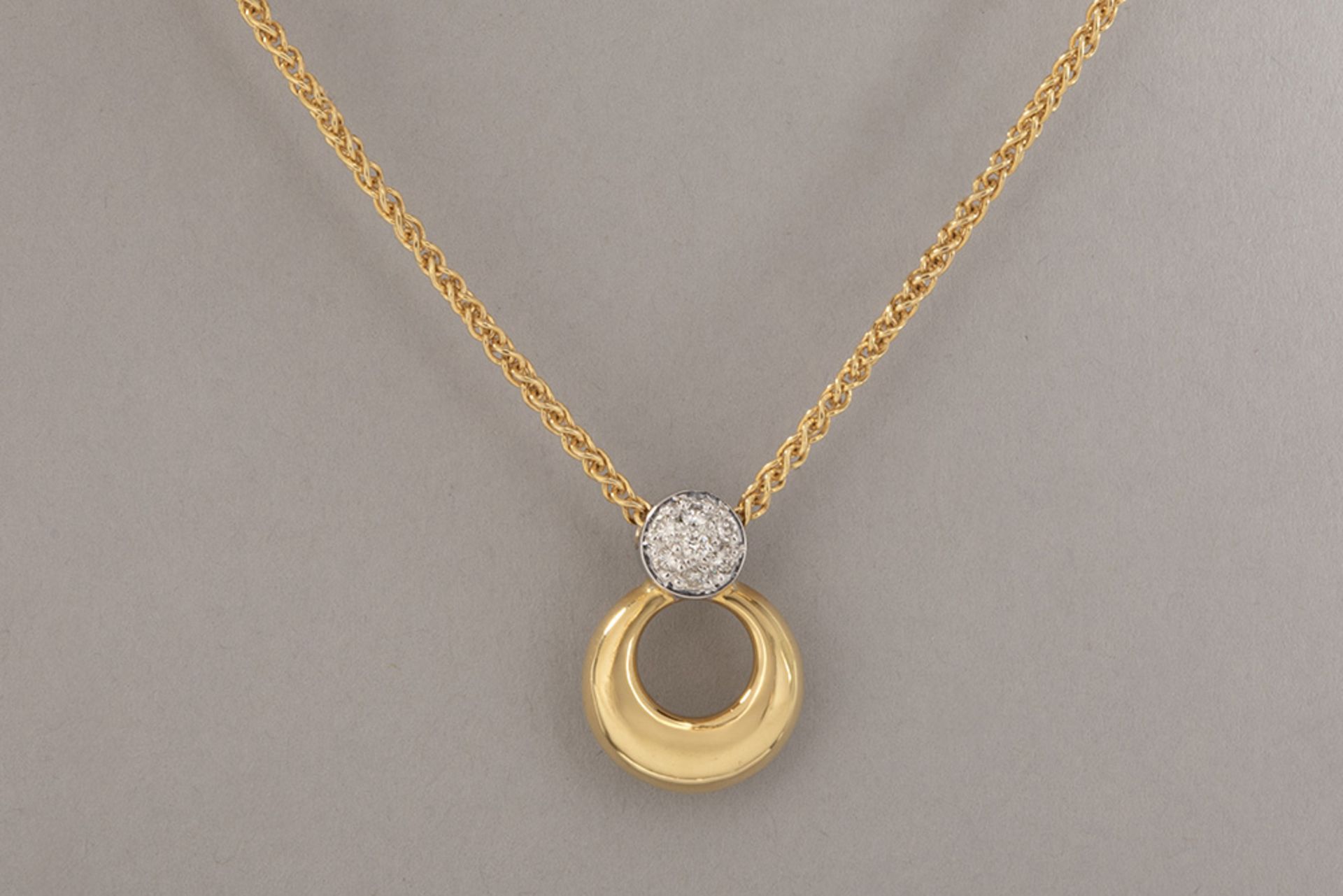necklace in yellow gold (18 carat) with a pendant with ca 0,10 carat of high quality brilliant cut d