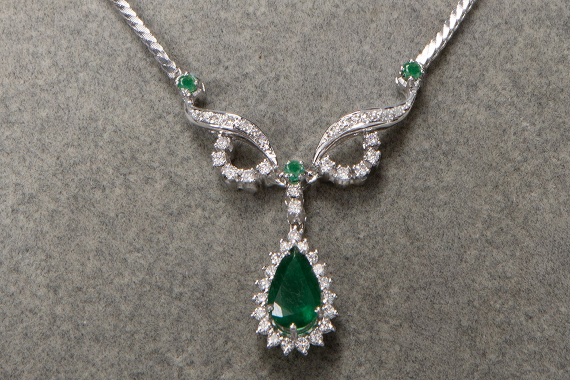 elegant necklace with pendant in white gold (18 carat) with ca 2 carat of emeralds and ca 0,90 carat - Bild 3 aus 4