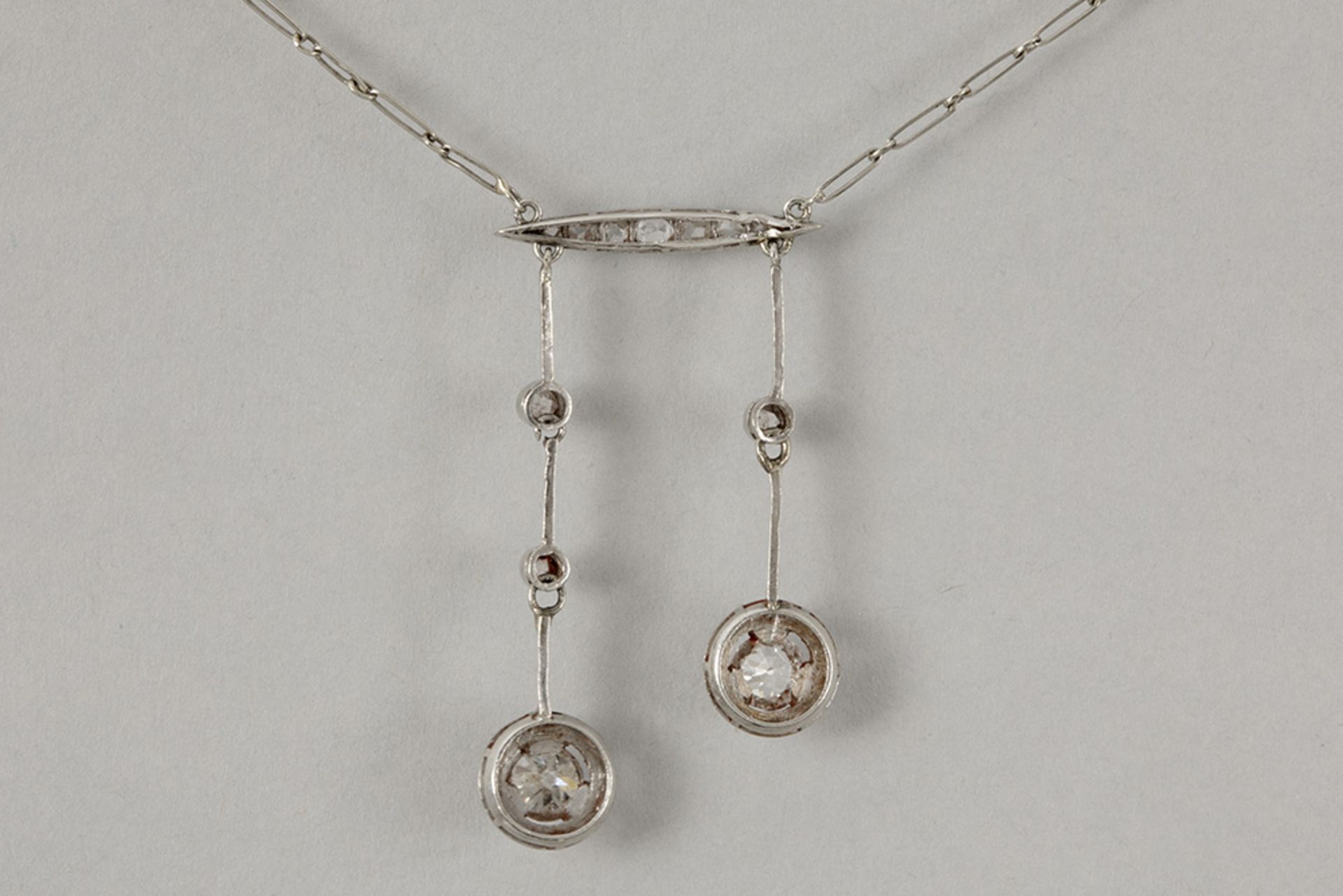 early Art Deco/Edwardian "négligée" necklace in grey gold (18 carat) with ca 1,10 carat of old brill - Bild 2 aus 2