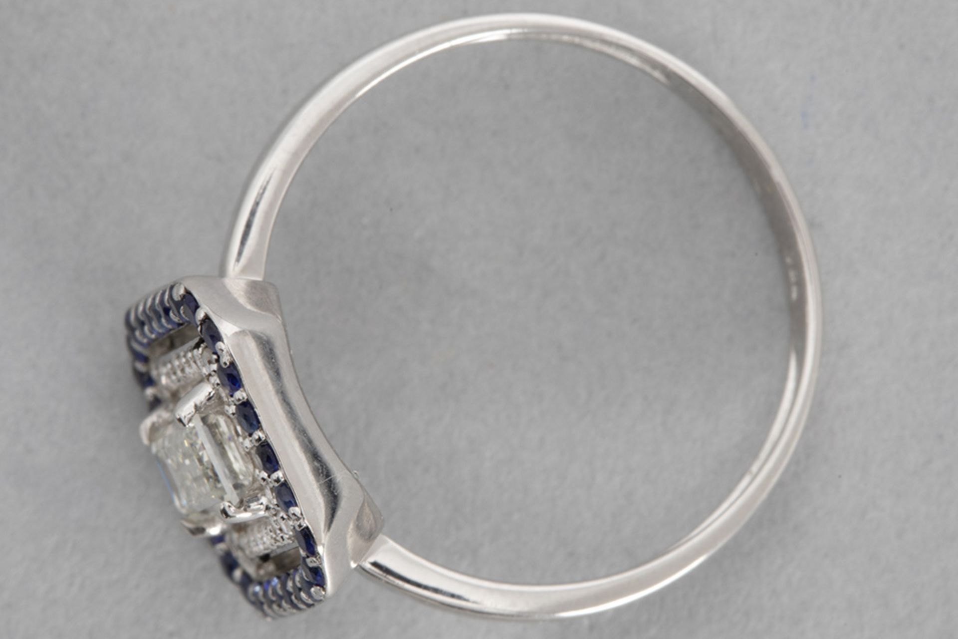 ring in white gold (18 carat) with a 0,45 carat high quality baguette cut diamond surrounded by ca 0 - Bild 2 aus 2