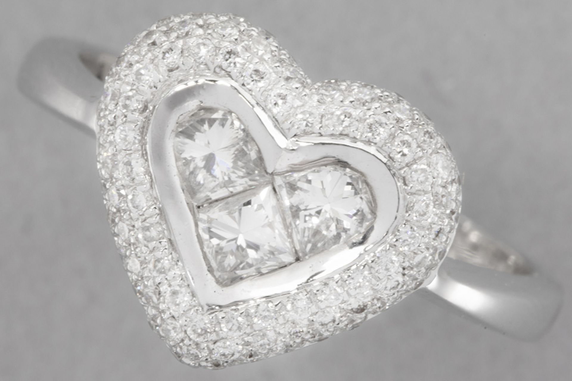 ring in white gold (18 carat) with a heart shaped center and with ca 1 carat of quality carré and br