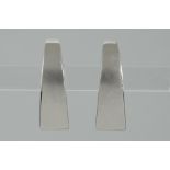 pair of heart shaped earrings in white gold (18 carat)