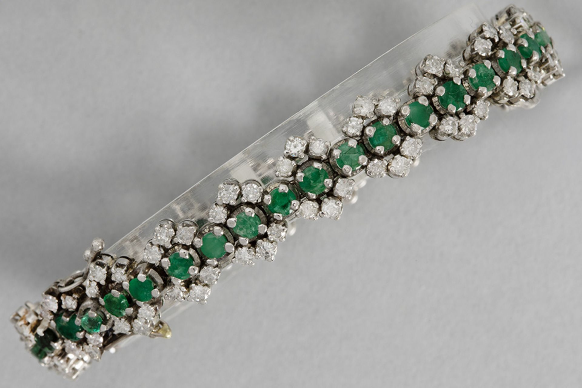 vintage bracelet in white gold (18 carat) with ca 1,50 carat of emeralds and ca 3,60 carat of brilli - Bild 2 aus 2