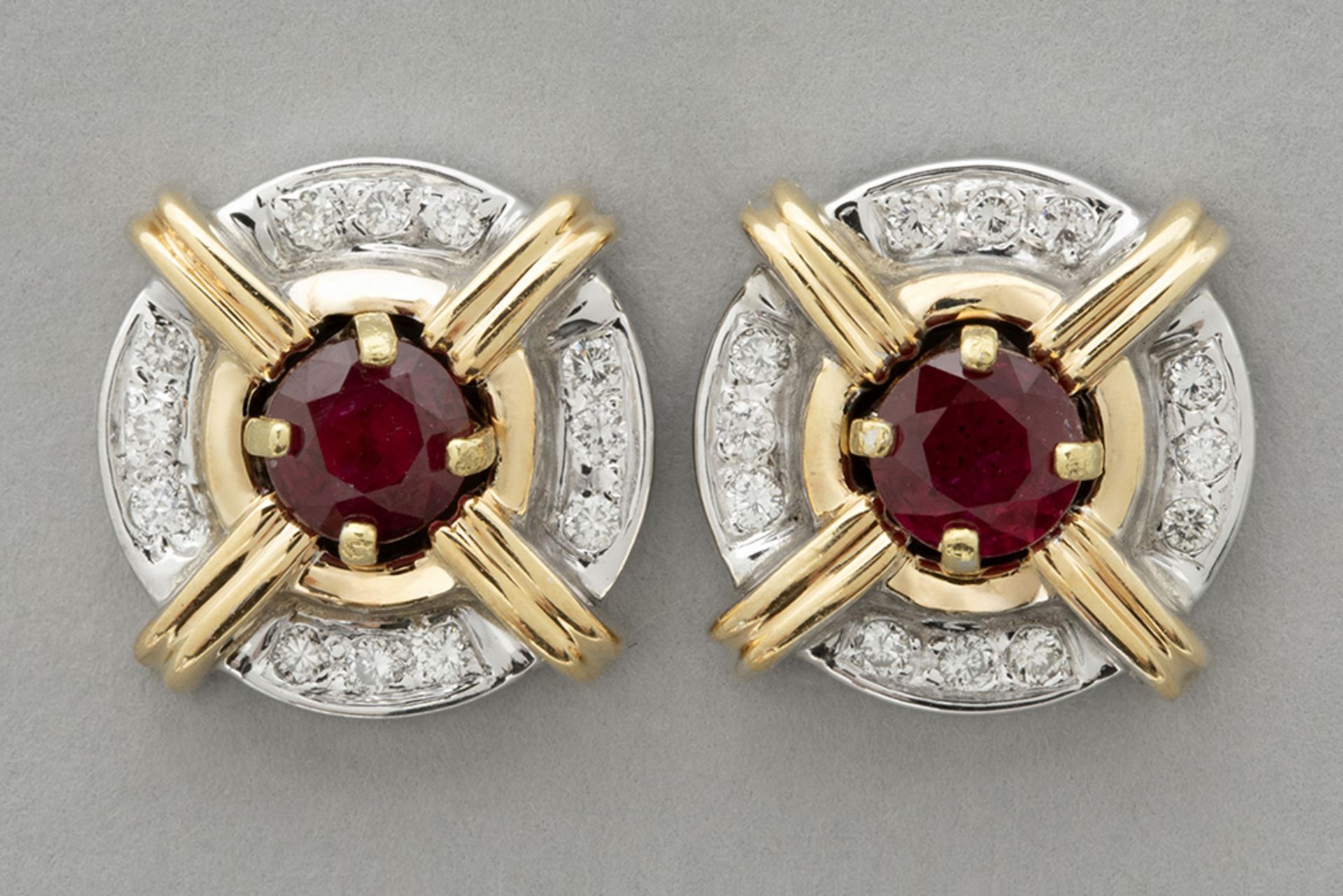 pair of earrings in yellow and white gold (18 carat) with ca 1 carat of rubies and ca 0,30 carat of 