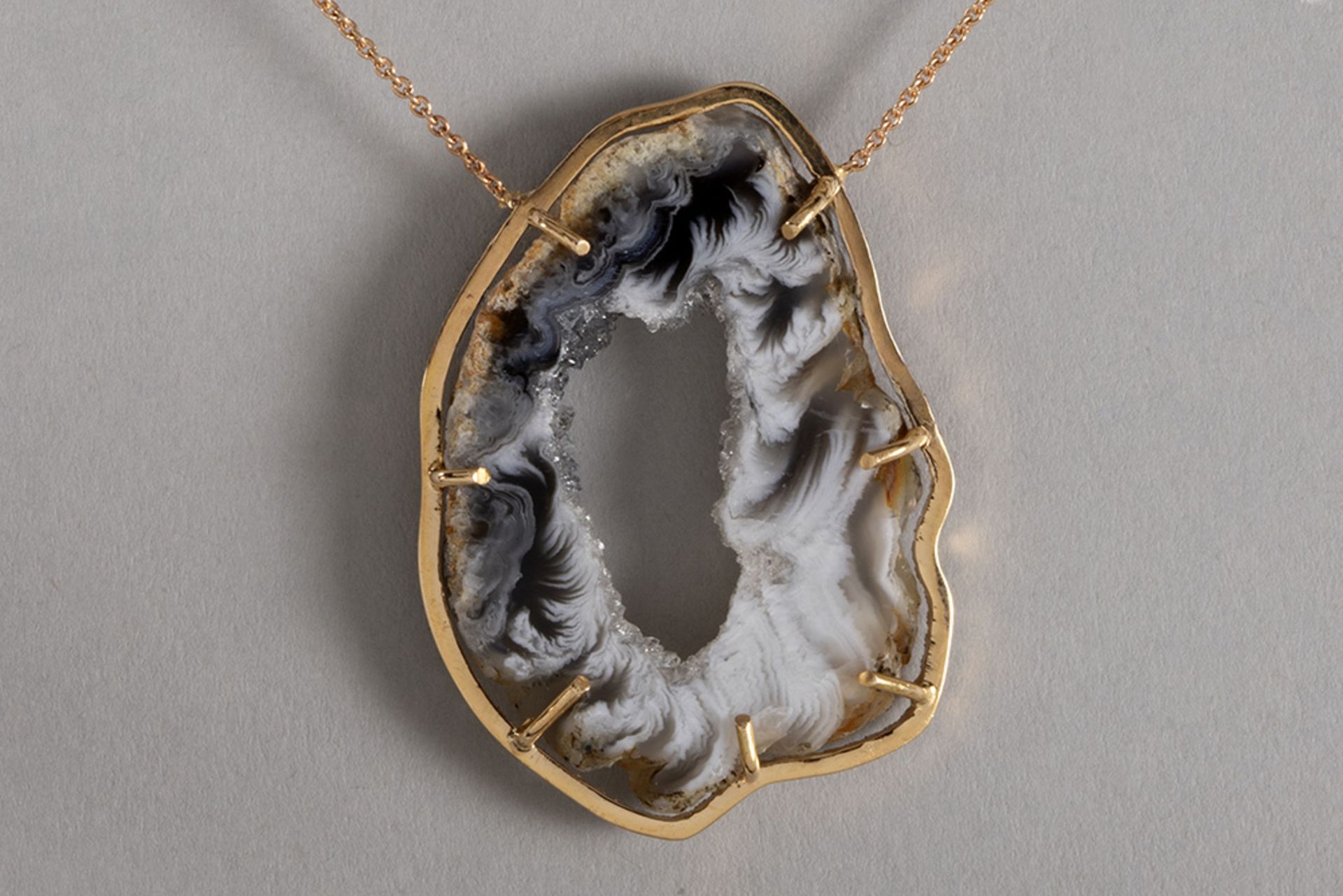matching pendant  in pink gold (18 carat) with a plaque of a geode of "flamed" agate surrounded by 0 - Bild 2 aus 2