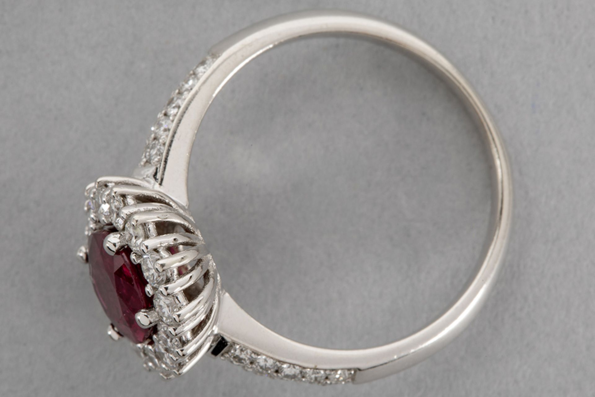 ring with an oval cluster model in white gold (18 carat) with a 1,67 carat "Vivid/Deep Red" ruby fro - Bild 2 aus 3