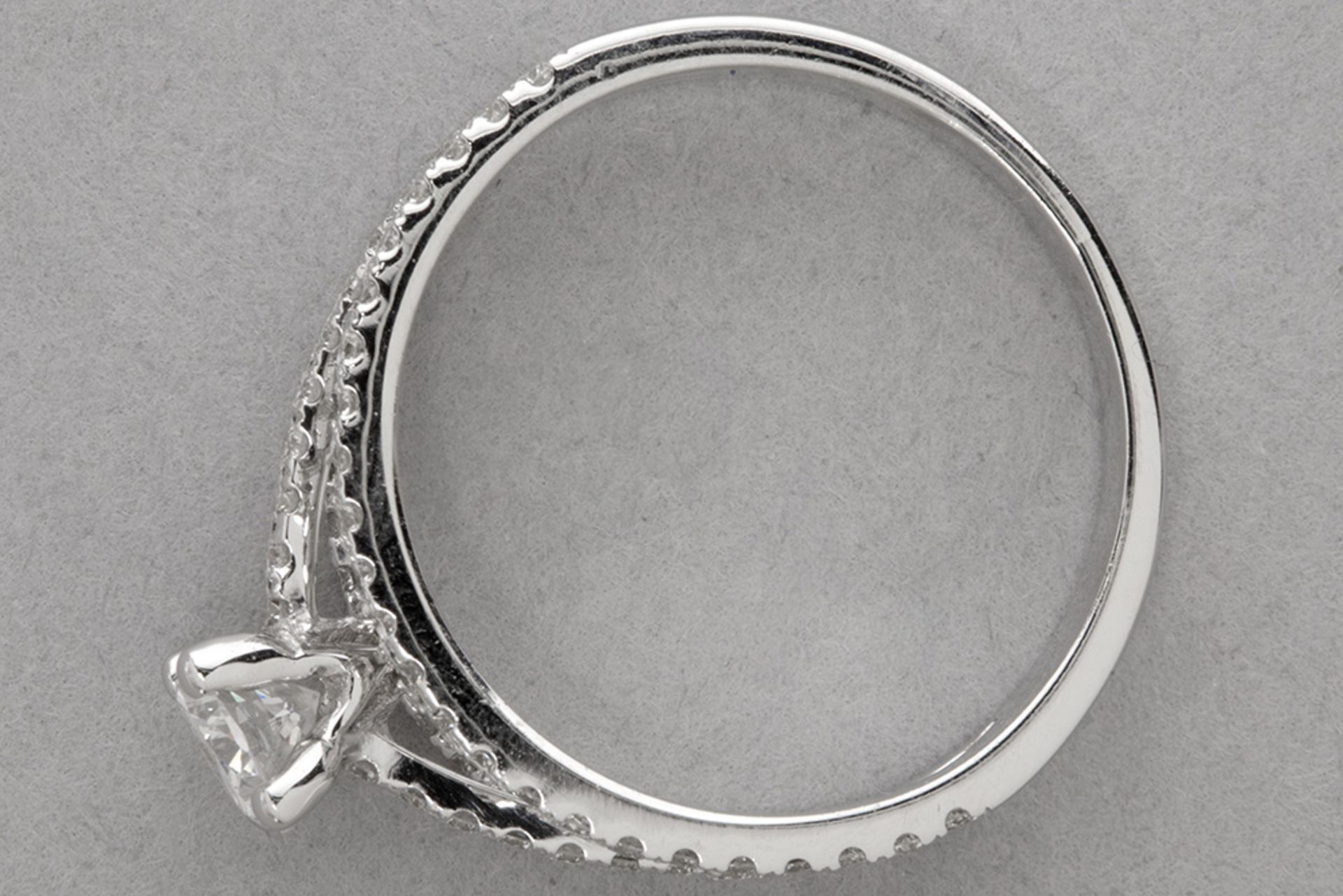 a 0,36 carat very high quality brilliant cut diamond set in a ring in white gold (18 carat) with 0,3 - Bild 2 aus 2