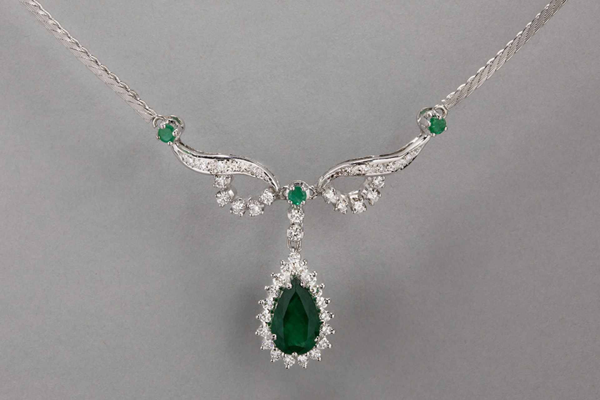 elegant necklace with pendant in white gold (18 carat) with ca 2 carat of emeralds and ca 0,90 carat