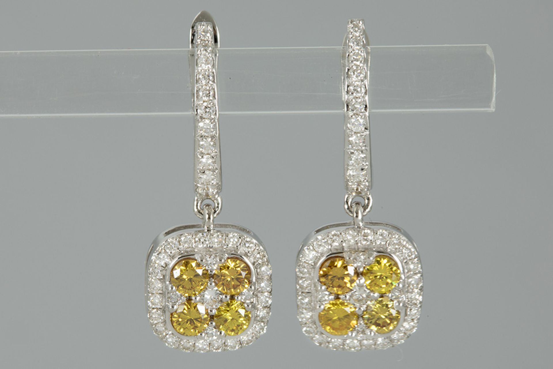 pair of earrings in white gold (18 carat) with ca 0,75 carat of natural "Orange Vivid" fancy color h