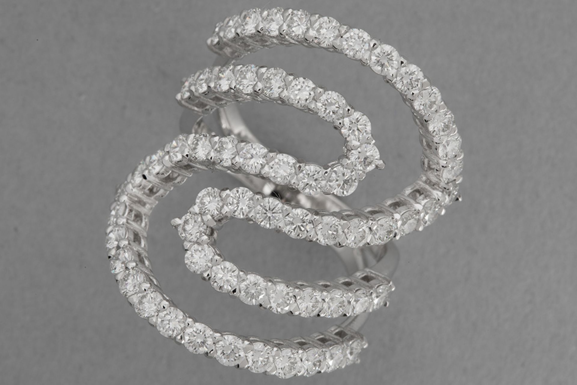 nice contemporary ring in white gold (18 carat) with at least 2,80 carat of very high quality brilli