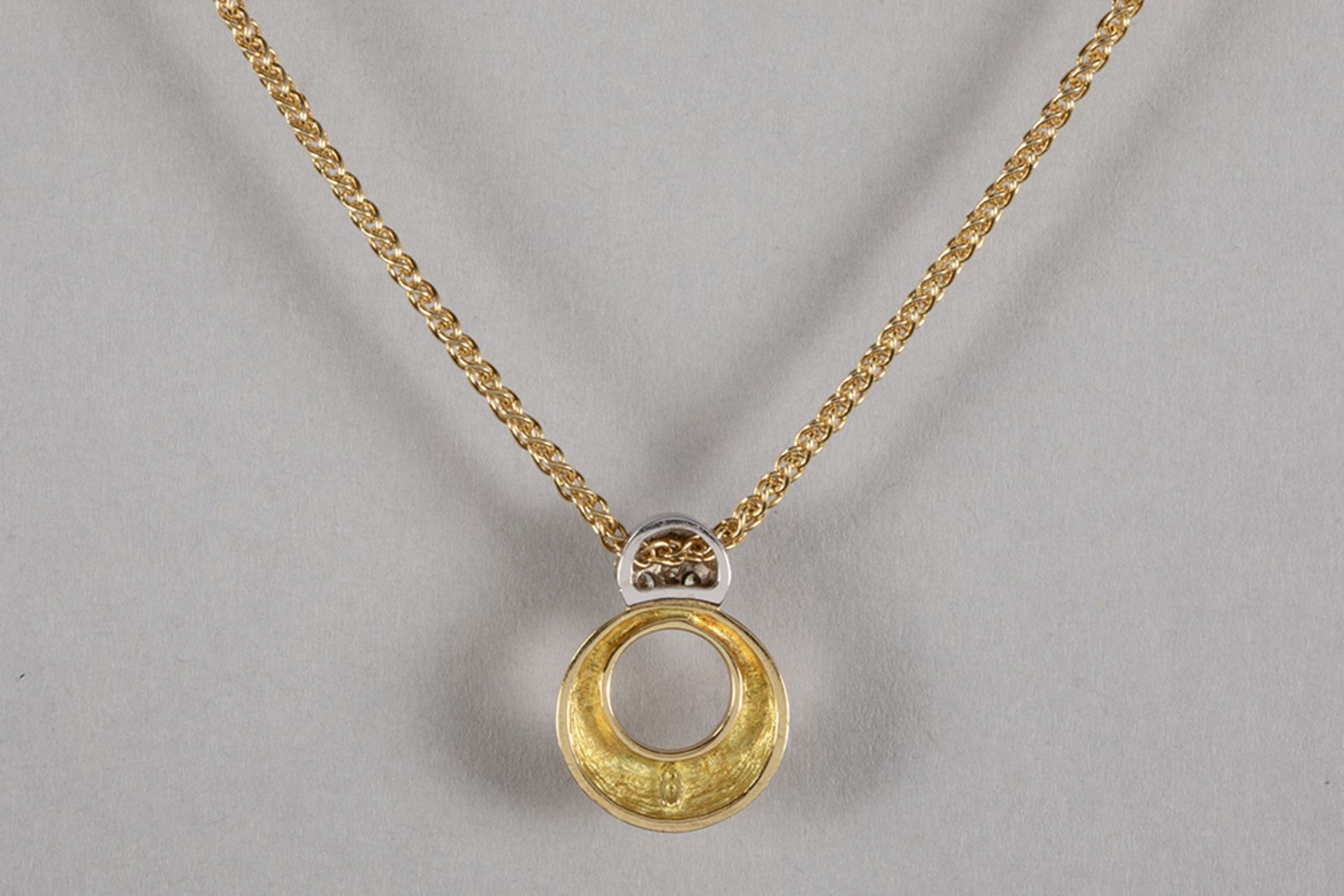necklace in yellow gold (18 carat) with a pendant with ca 0,10 carat of high quality brilliant cut d - Bild 2 aus 2