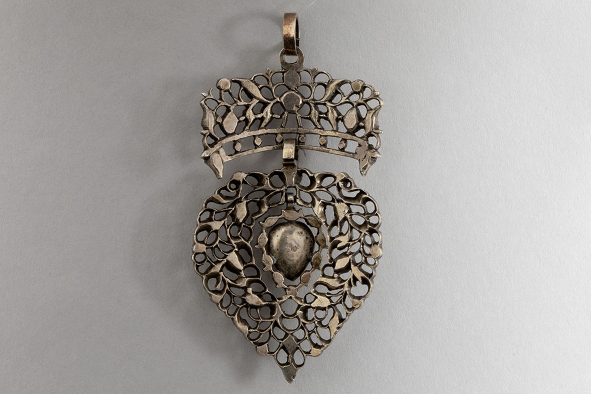 antique, presumably Flemish, heart-shaped pendant in silver and gold with rose cut diamonds - Bild 2 aus 2