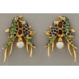 pair of earrings in yellow gold (18 carat) with a cute design with two birds and with tsavarite, sap