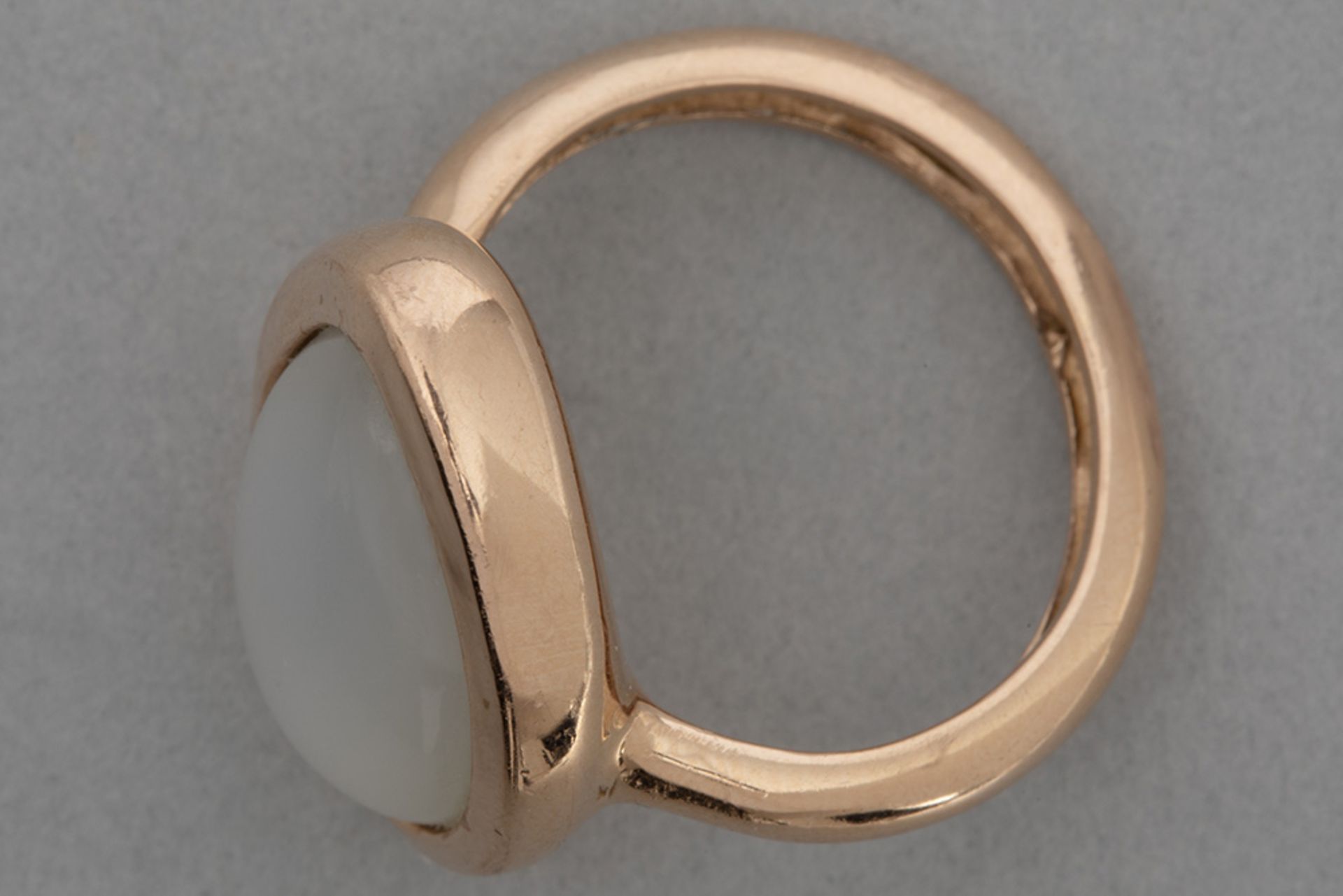 fashionable ring in pink gold (14 carat) with a cabochon cut moonstone - Bild 2 aus 2