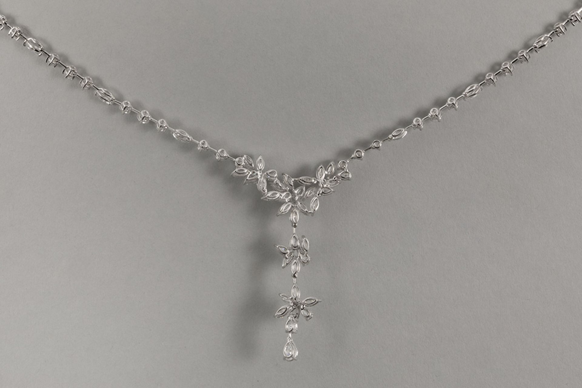 very elegant necklace with in white gold (18 carat) with 8,10 carat of top quality marquise and bril - Bild 2 aus 3