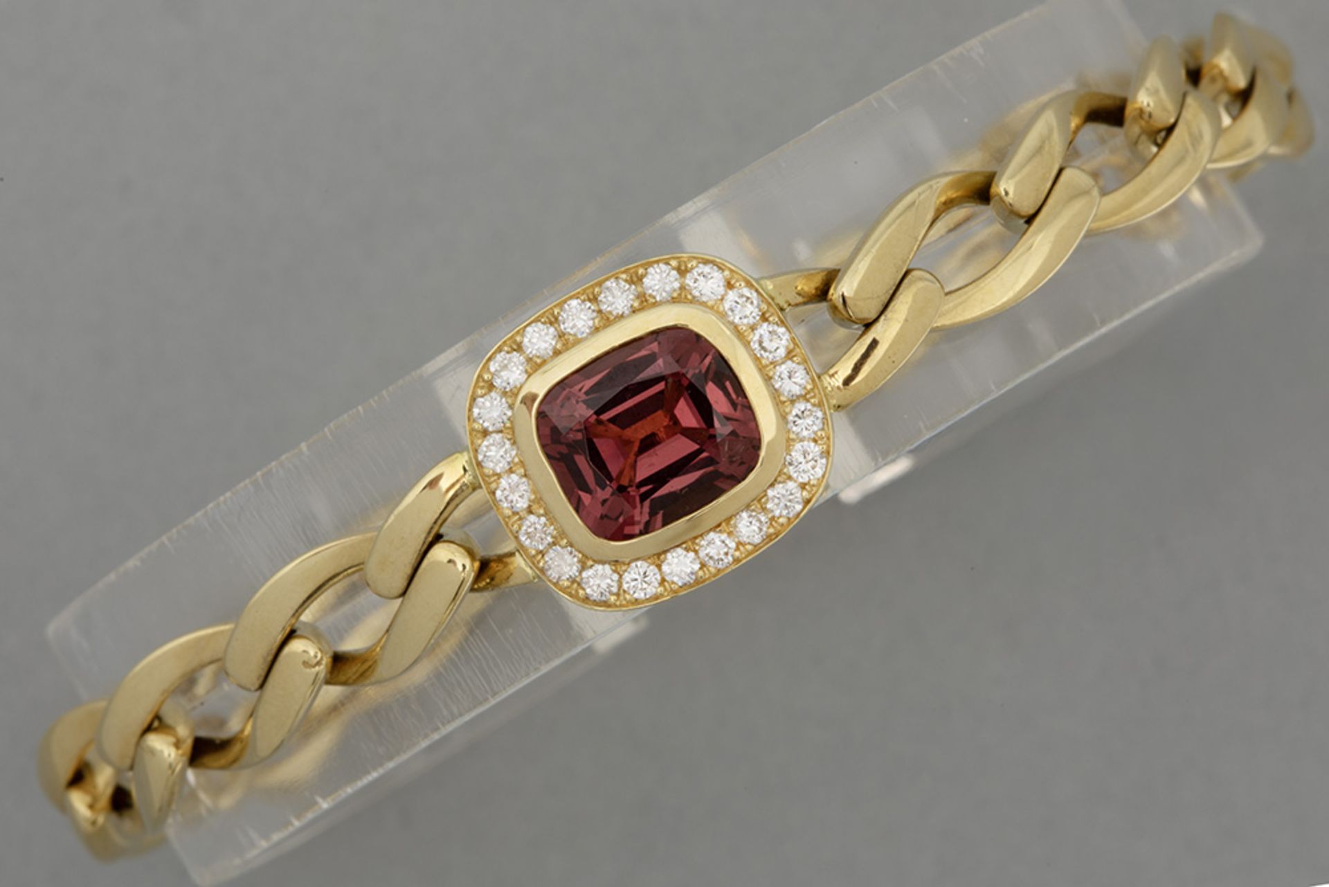 bracelet in yellow gold (18 carat) with a large ca 7 carat red tourmaline surrounded by ca 0,70 cara - Bild 2 aus 2