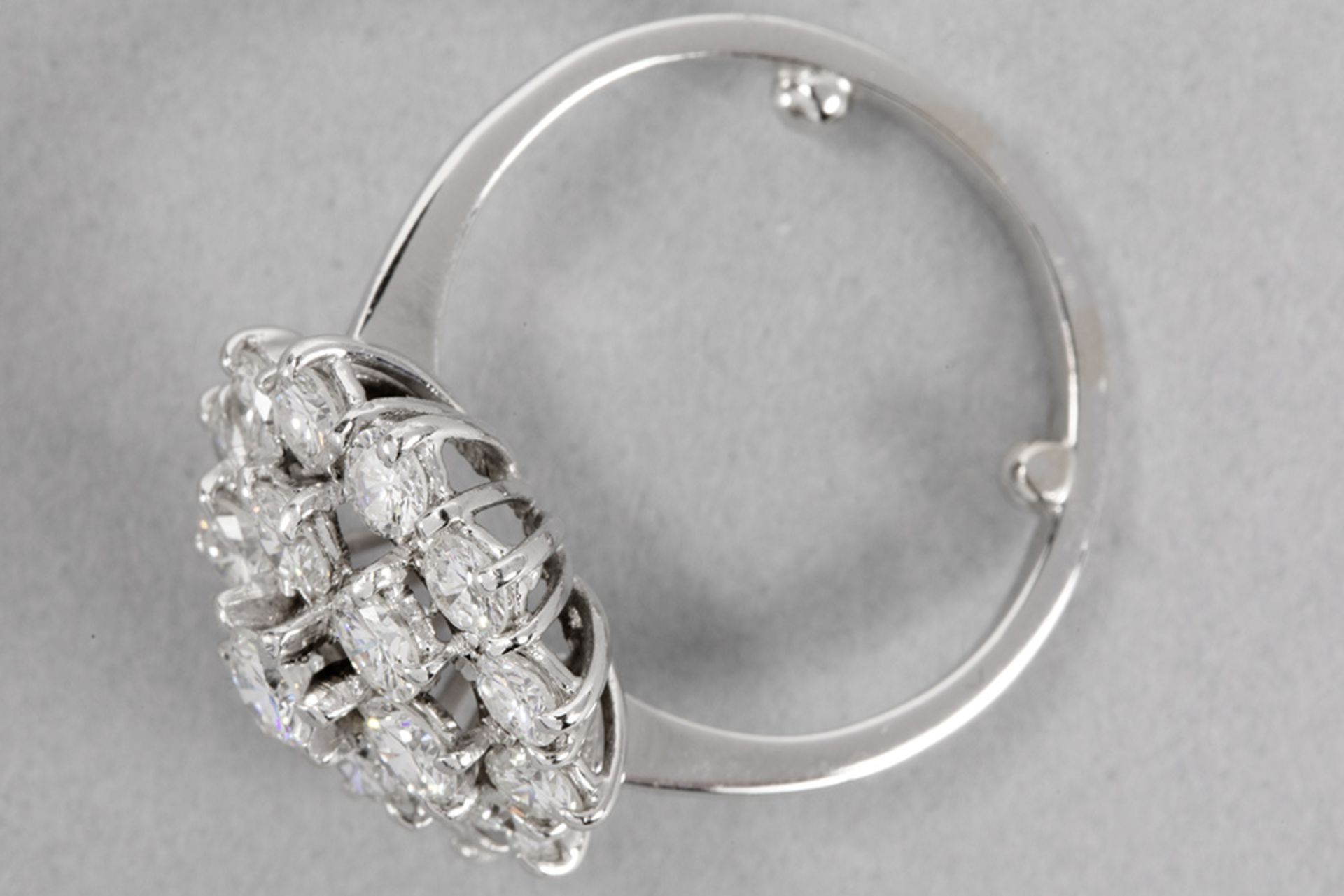 nice cluster ring in white gold (18 carat) with ca 1,50 carat of high quality brilliant cut diamonds - Bild 2 aus 2