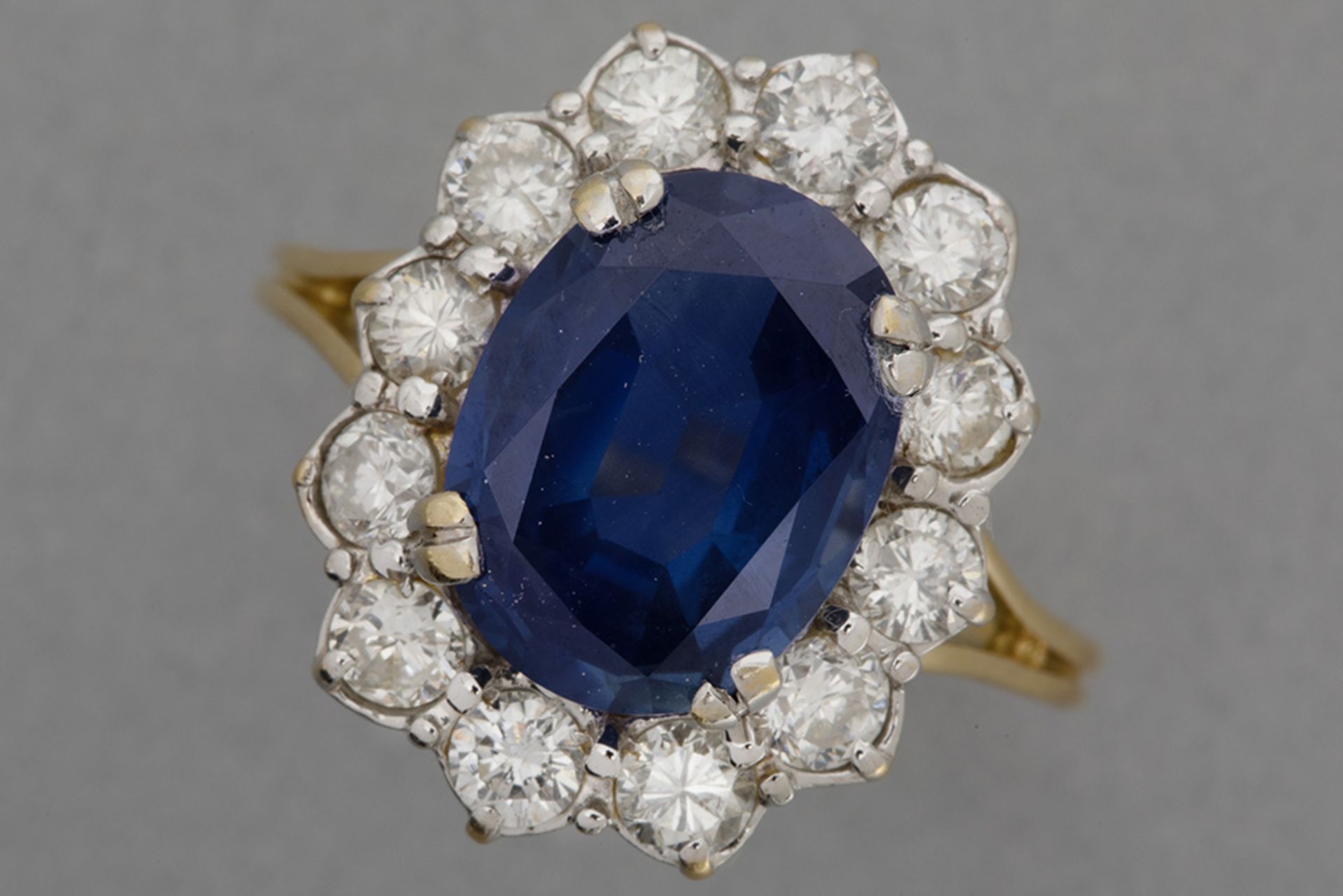 vintage ring with a classic cluster model in yellow and white gold (18 carat) with a sapphire, weigh