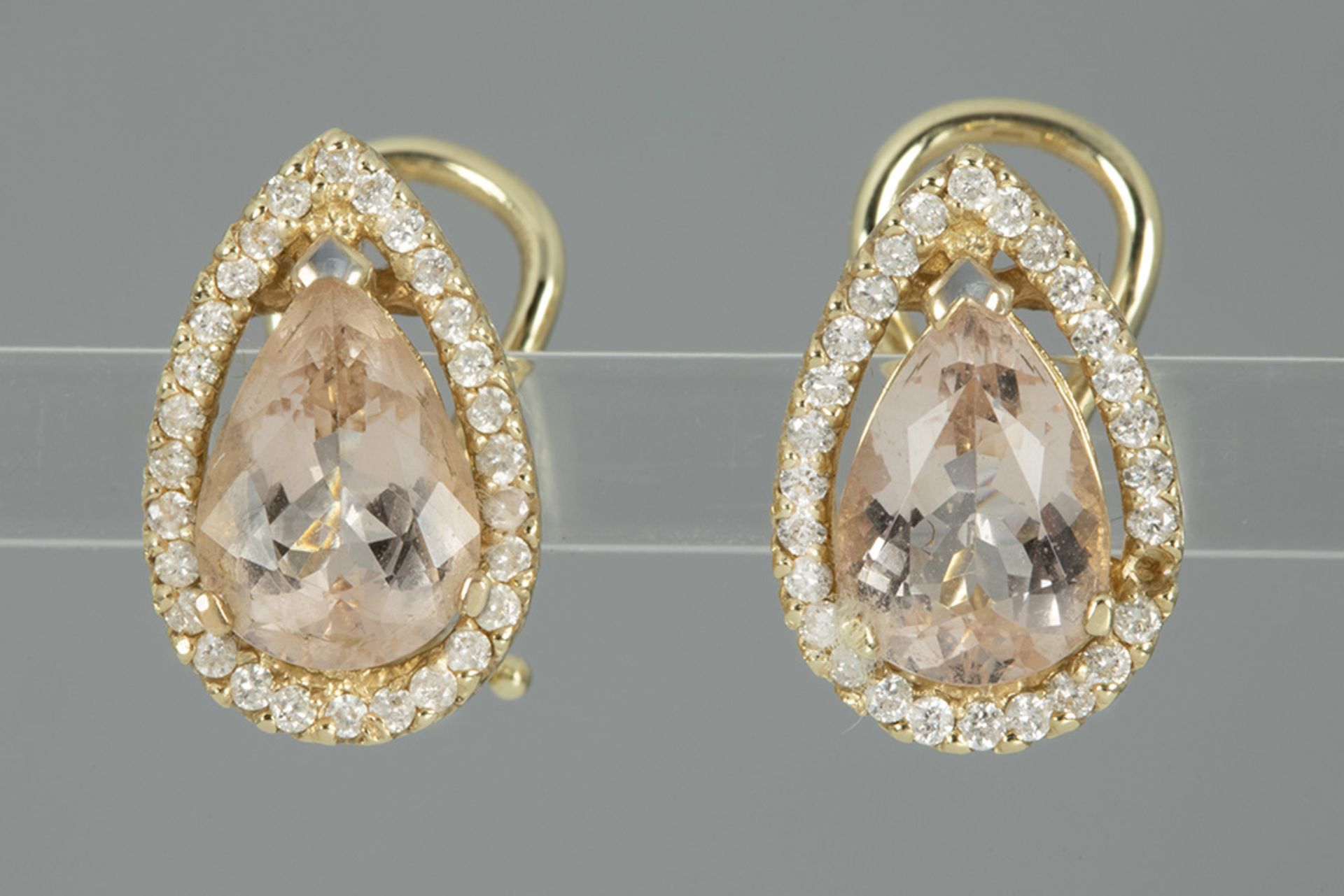 pair of drop-shaped earrings in yellow gold (14 carat) with 3,85 carat of morganite with nice light 