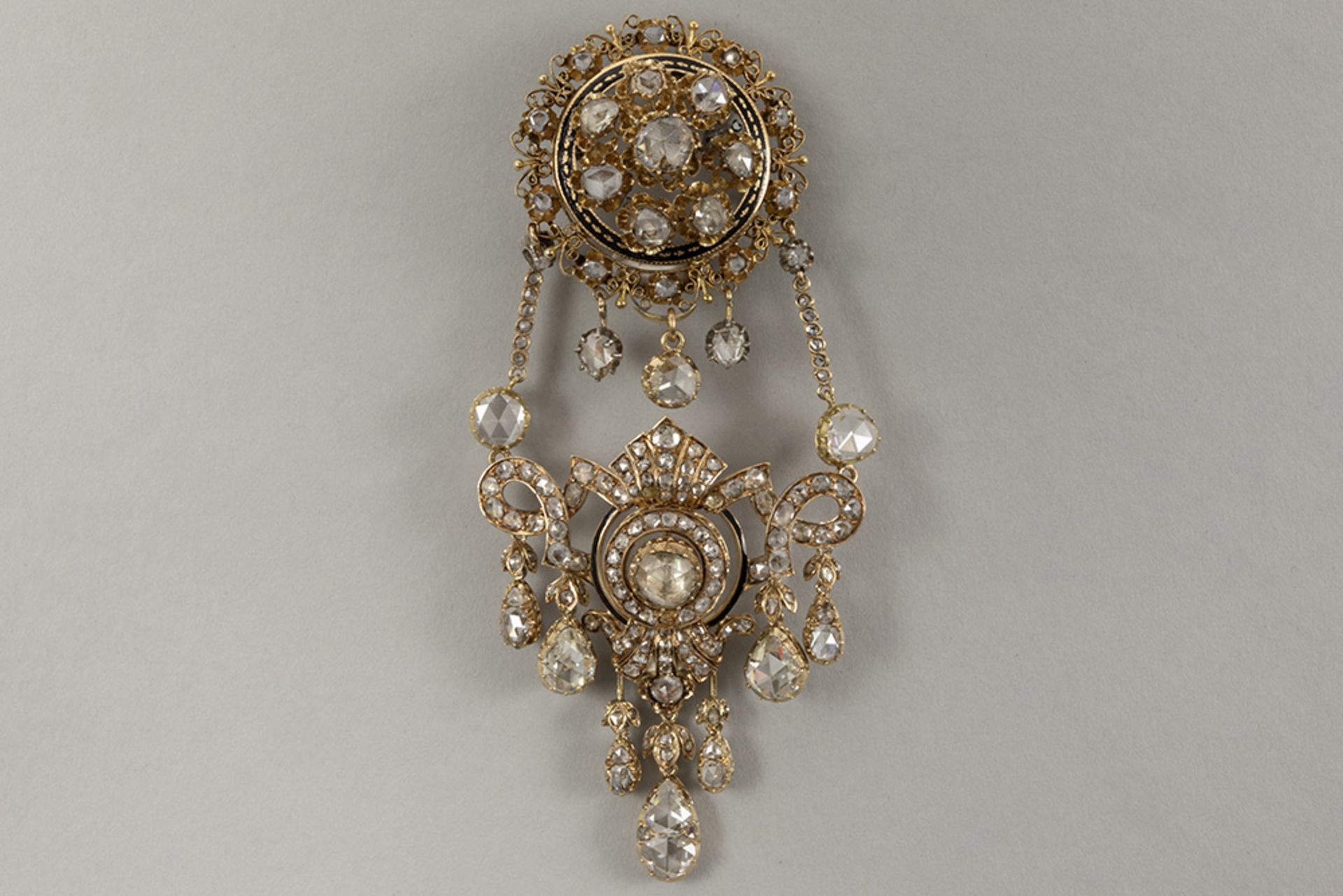 quite exceptional, big Napoleon III period brooch from around 1860 in yellow gold (18 carat) with ca