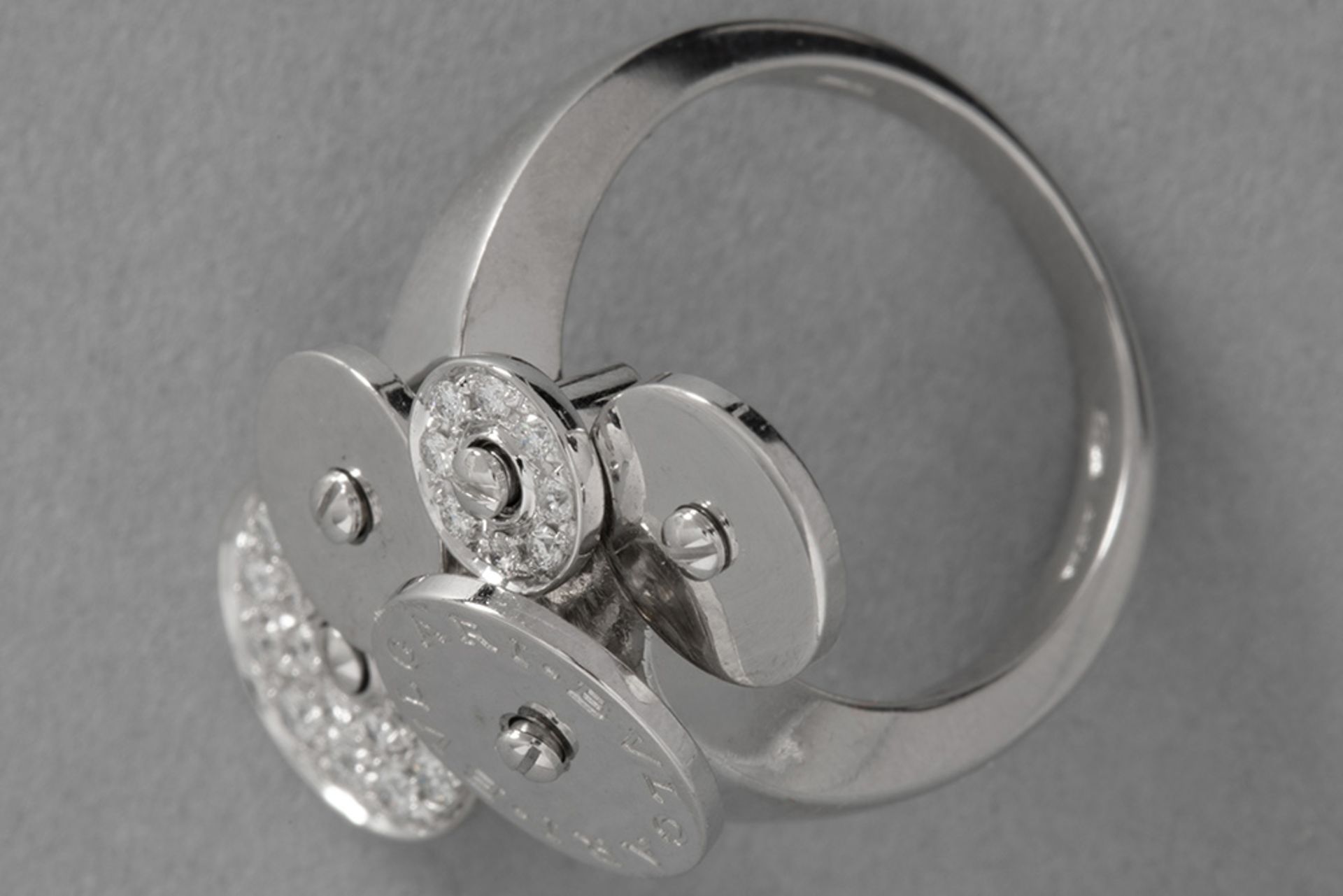 Bulgari signed ring in white gold (18 carat) with five cercles and with ca 0,30 carat of very high q - Bild 2 aus 2