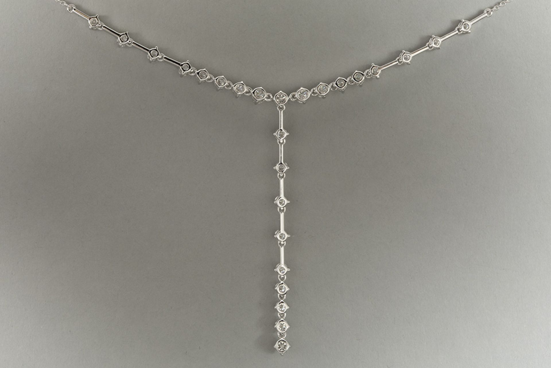 elegant and fashionable necklace in white gold (18 carat) with ca 2,30 carat of high quality brillia - Bild 2 aus 2