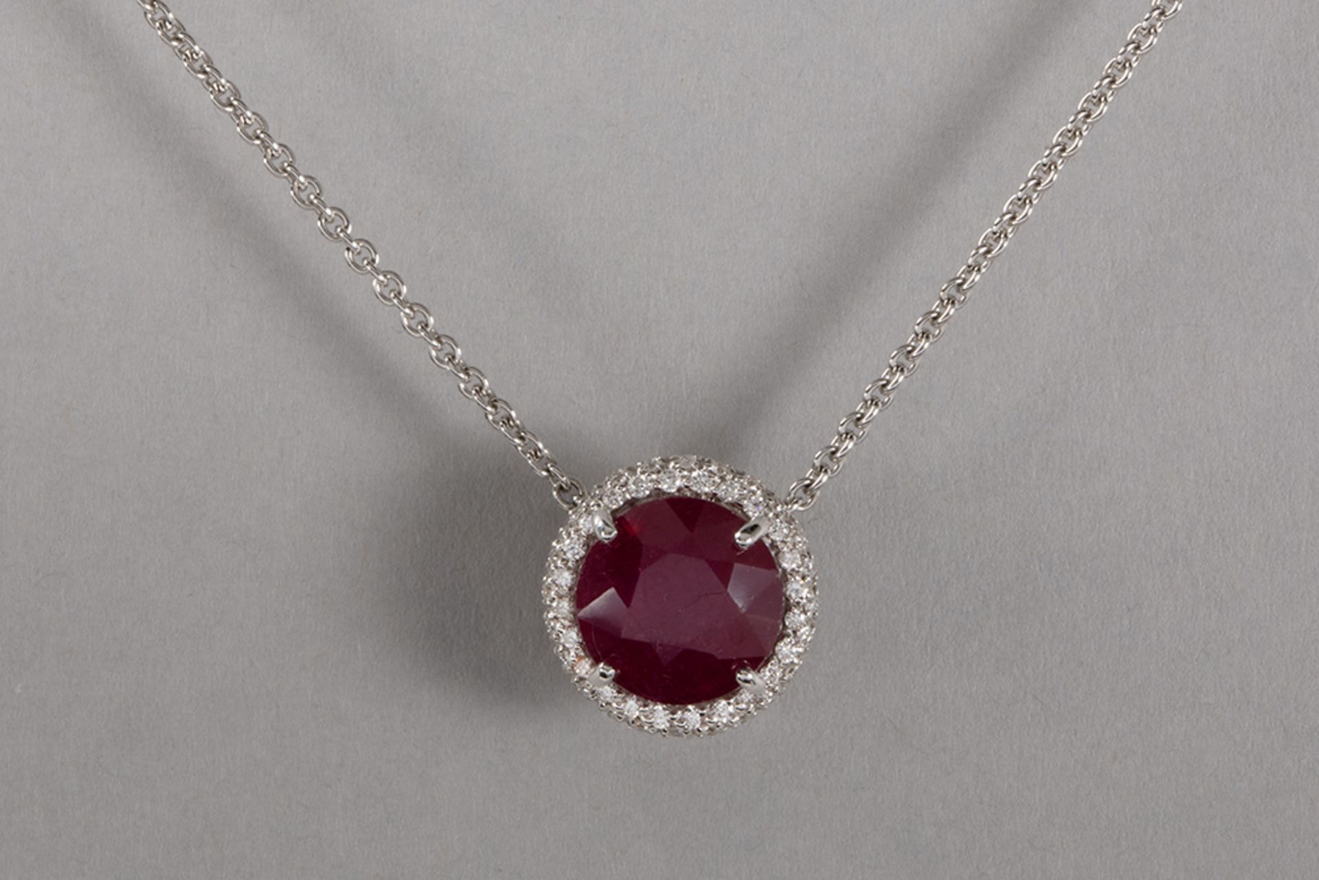 pendant with classic cluster model in white gold (18 carat) with a ca 4,50 carat round  cut ruby sur