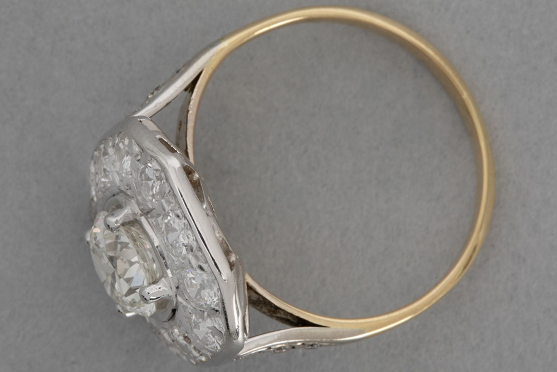 late Art Deco ring in yellow and grey gold (18 carat) with a 0,98 carat quality brilliant cut diamon - Bild 2 aus 2