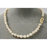 necklace with baroque pearls and a lock in yellow gold (18 carat)