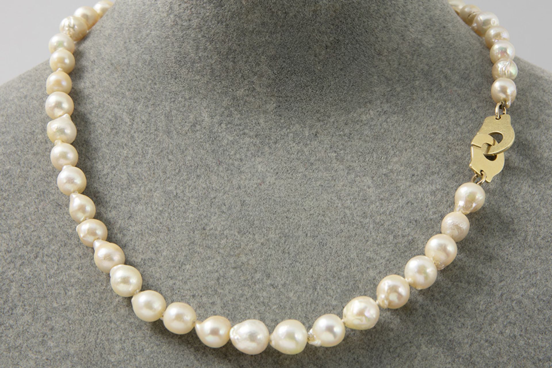 necklace with baroque pearls and a lock in yellow gold (18 carat)