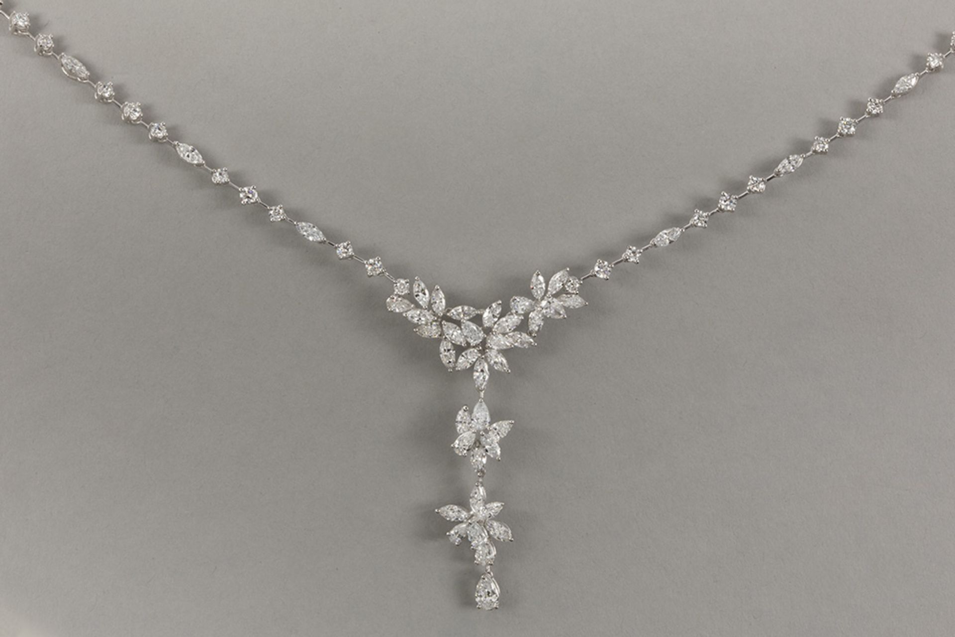very elegant necklace with in white gold (18 carat) with 8,10 carat of top quality marquise and bril