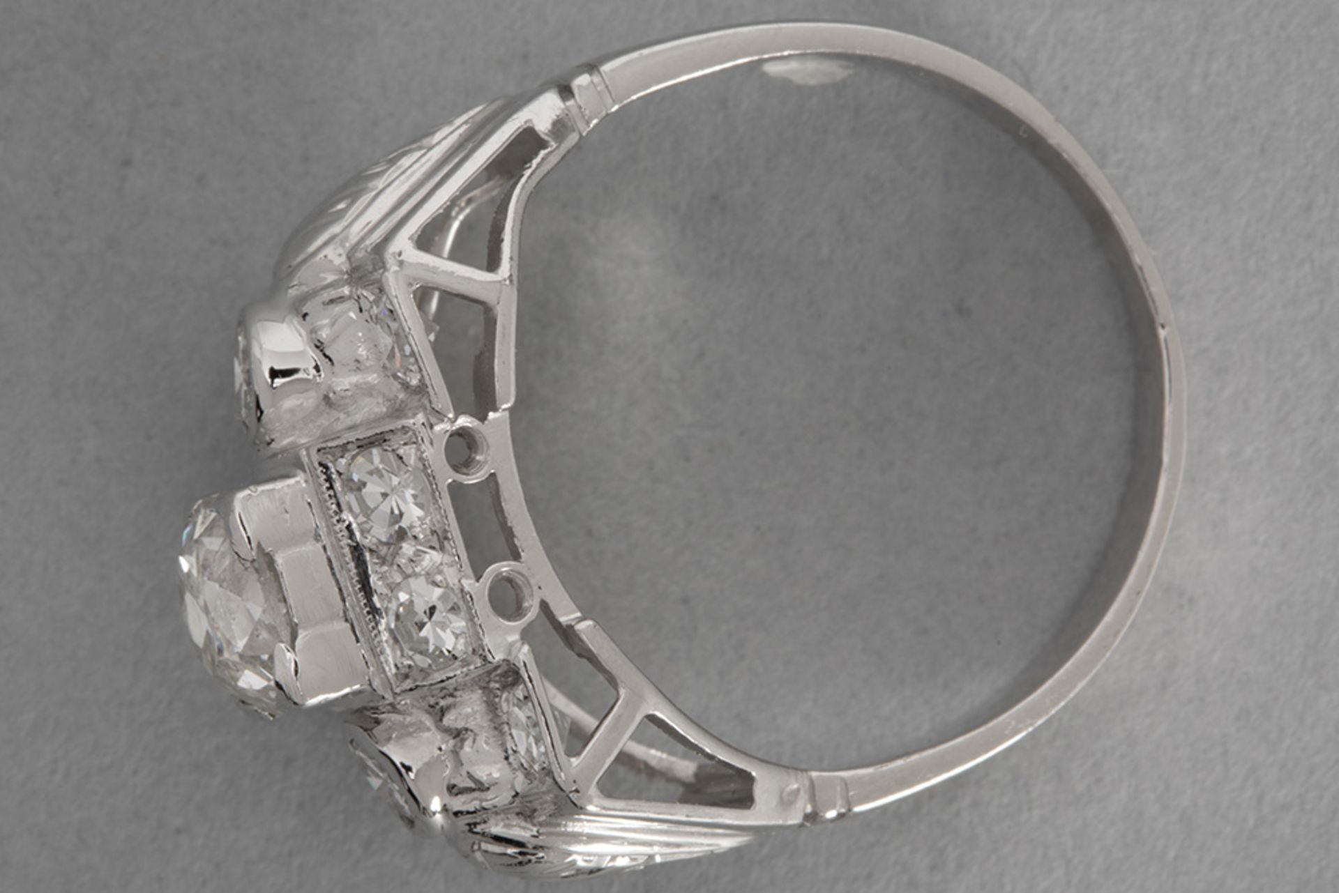 late Art Deco ring in platinum with a 1,01 carat quality old brilliant cut diamond and ca 0,80 carat - Bild 2 aus 2