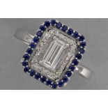 ring in white gold (18 carat) with a 0,45 carat high quality baguette cut diamond surrounded by ca 0