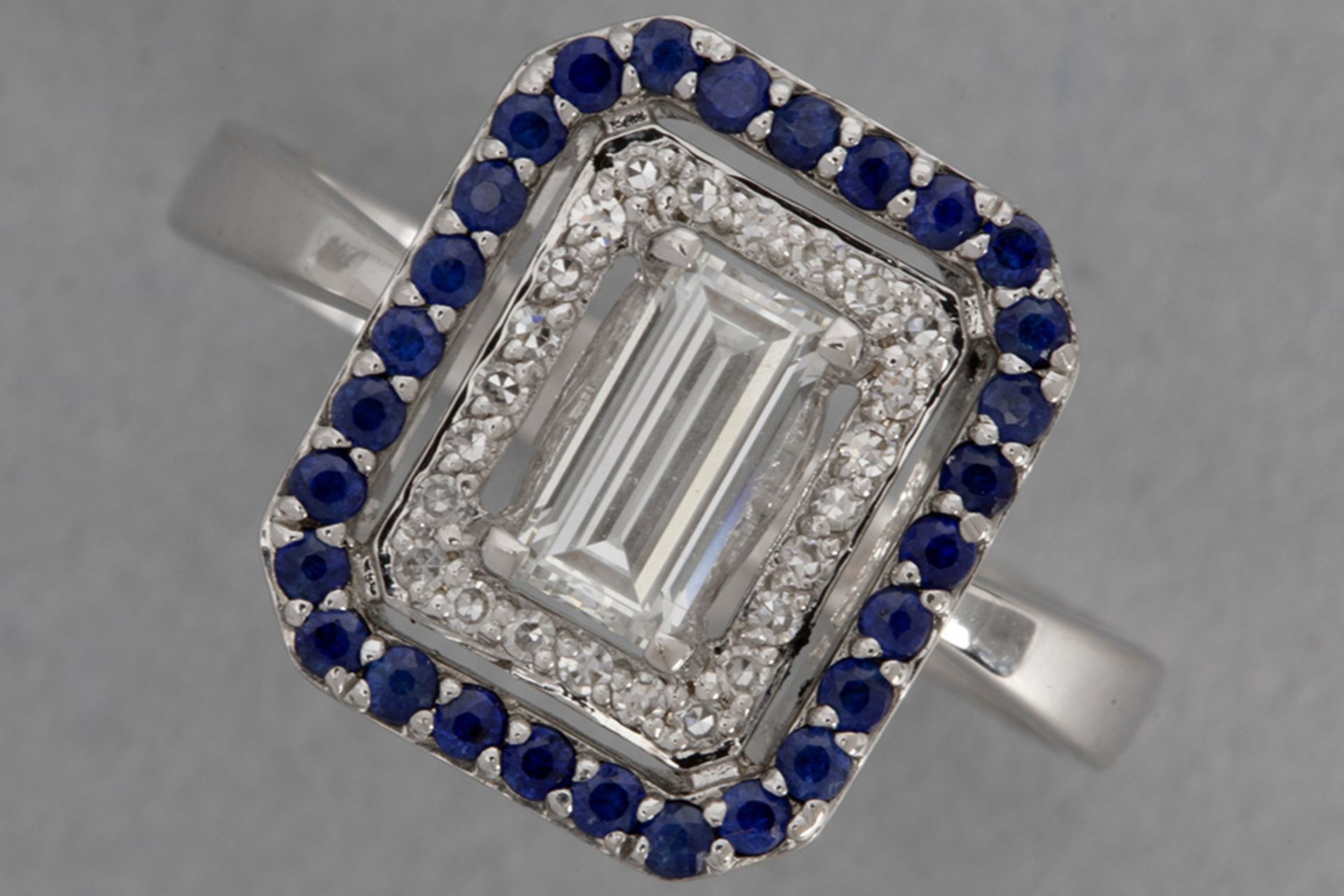 ring in white gold (18 carat) with a 0,45 carat high quality baguette cut diamond surrounded by ca 0