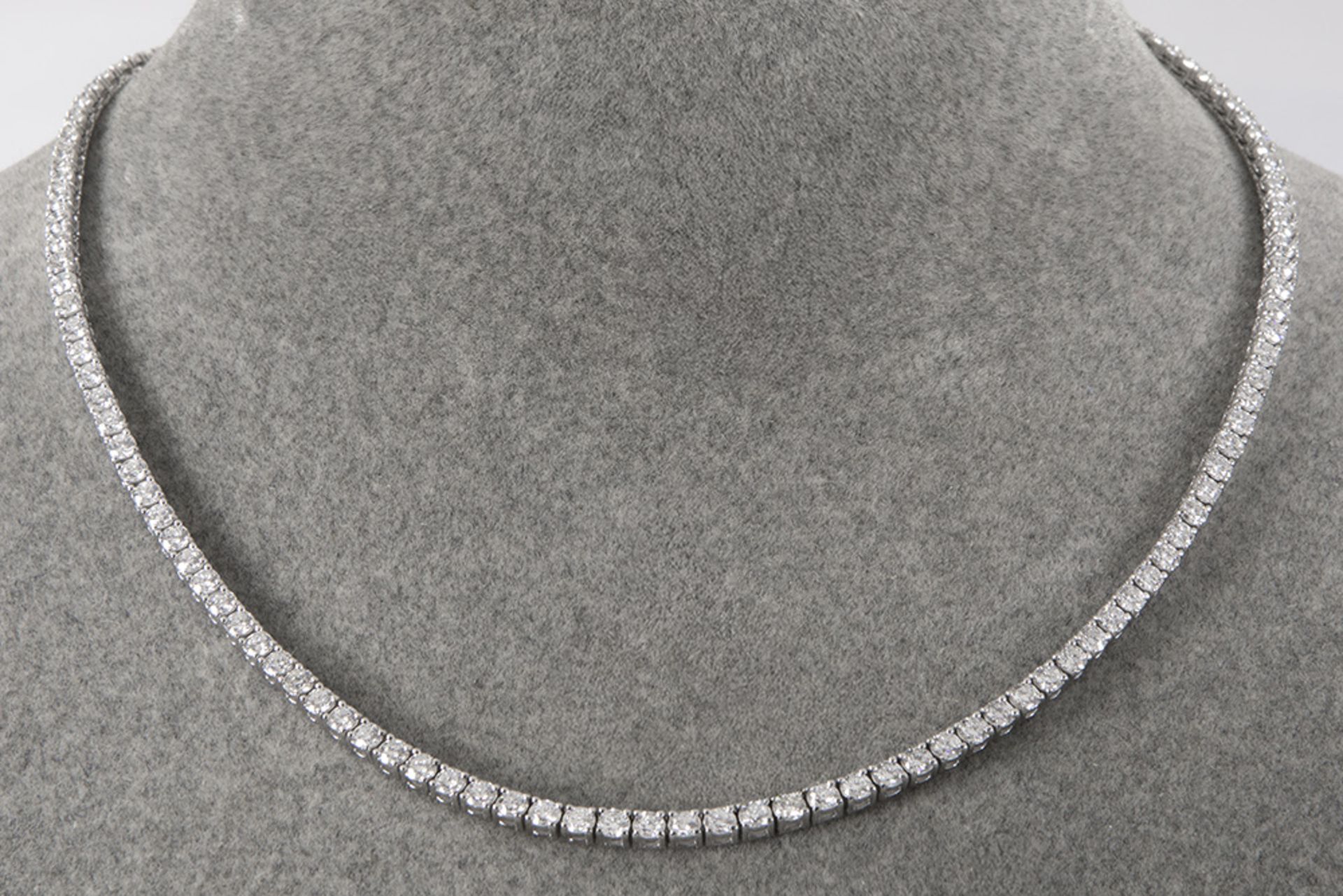 superb necklace in white gold (18 carat) with 10,30 carat of very high quality brilliant cut diamond