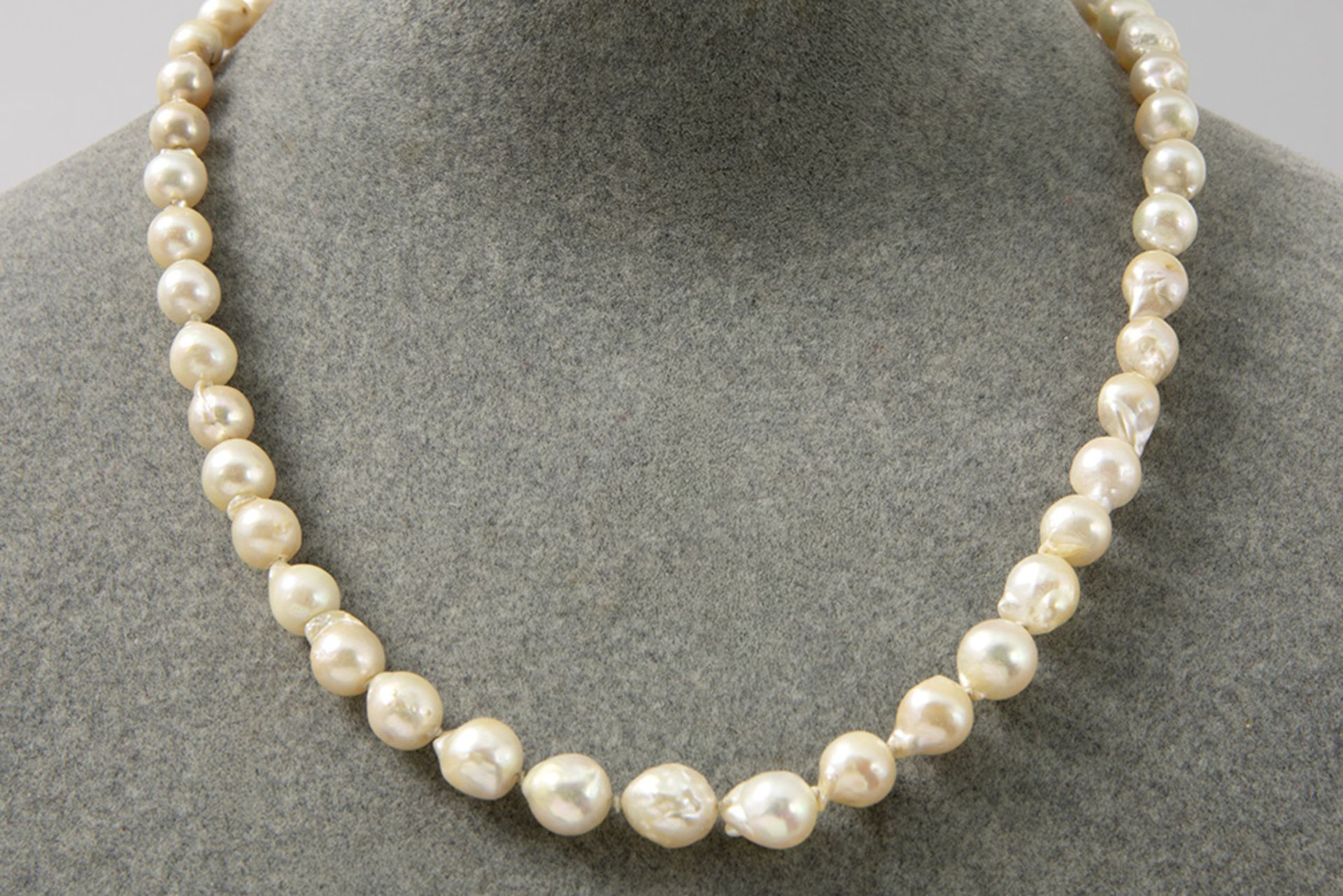 necklace with baroque pearls and a lock in yellow gold (18 carat) - Bild 2 aus 2