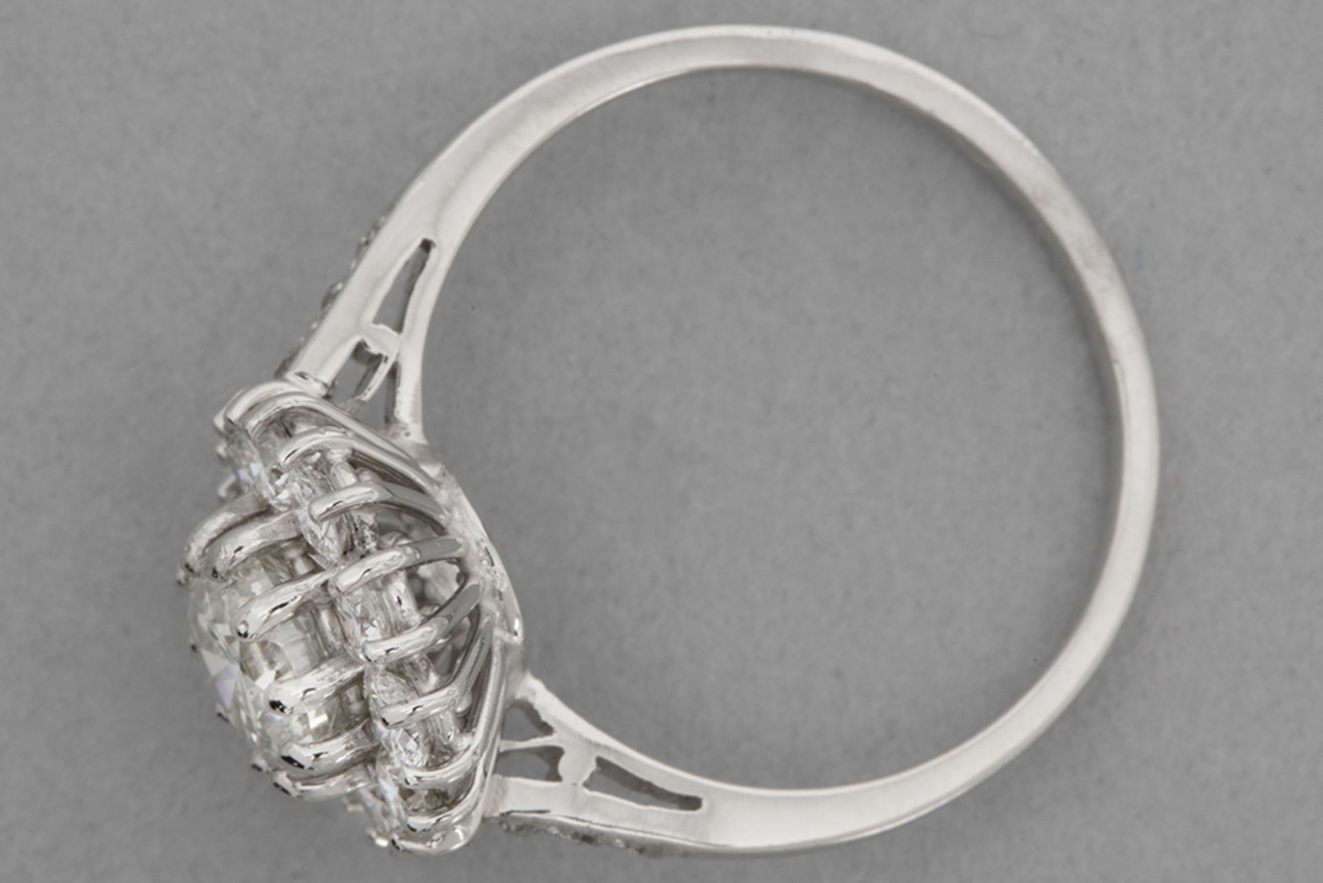 ring in platinum with a 1,01 carat high quality brilliant cut diamond, surrounded by ca 0,90 carat o - Bild 2 aus 2