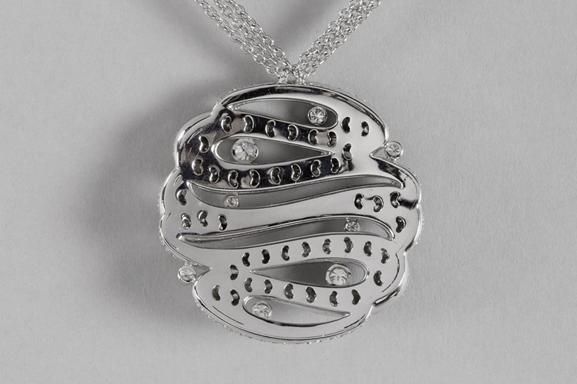 Hulchi Belluni necklace in white gold (18 carat) with a large round pendant with organic wavy design - Bild 2 aus 2