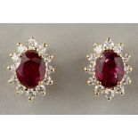 pair of earrings with a classic oval cluster model in yellow gold (18 carat) with ca 1 carat of high