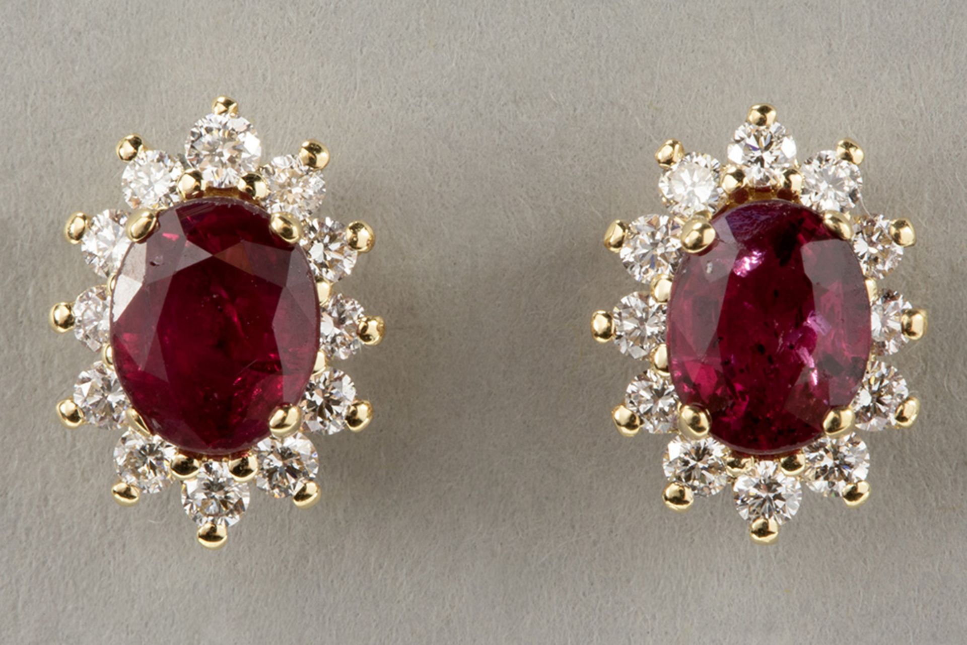 pair of earrings with a classic oval cluster model in yellow gold (18 carat) with ca 1 carat of high