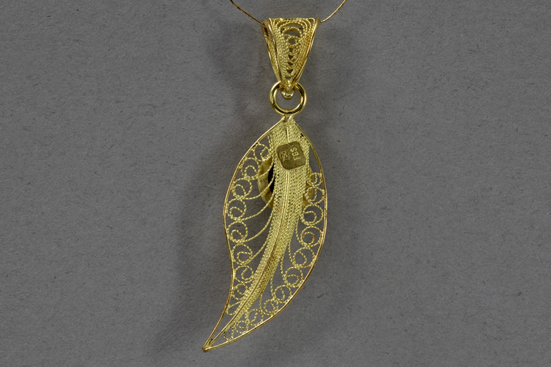 fifties' vintage pendant in yellow gold (18 carat) with an oval cabochon ruby of ca 1,50 carat with  - Bild 2 aus 2