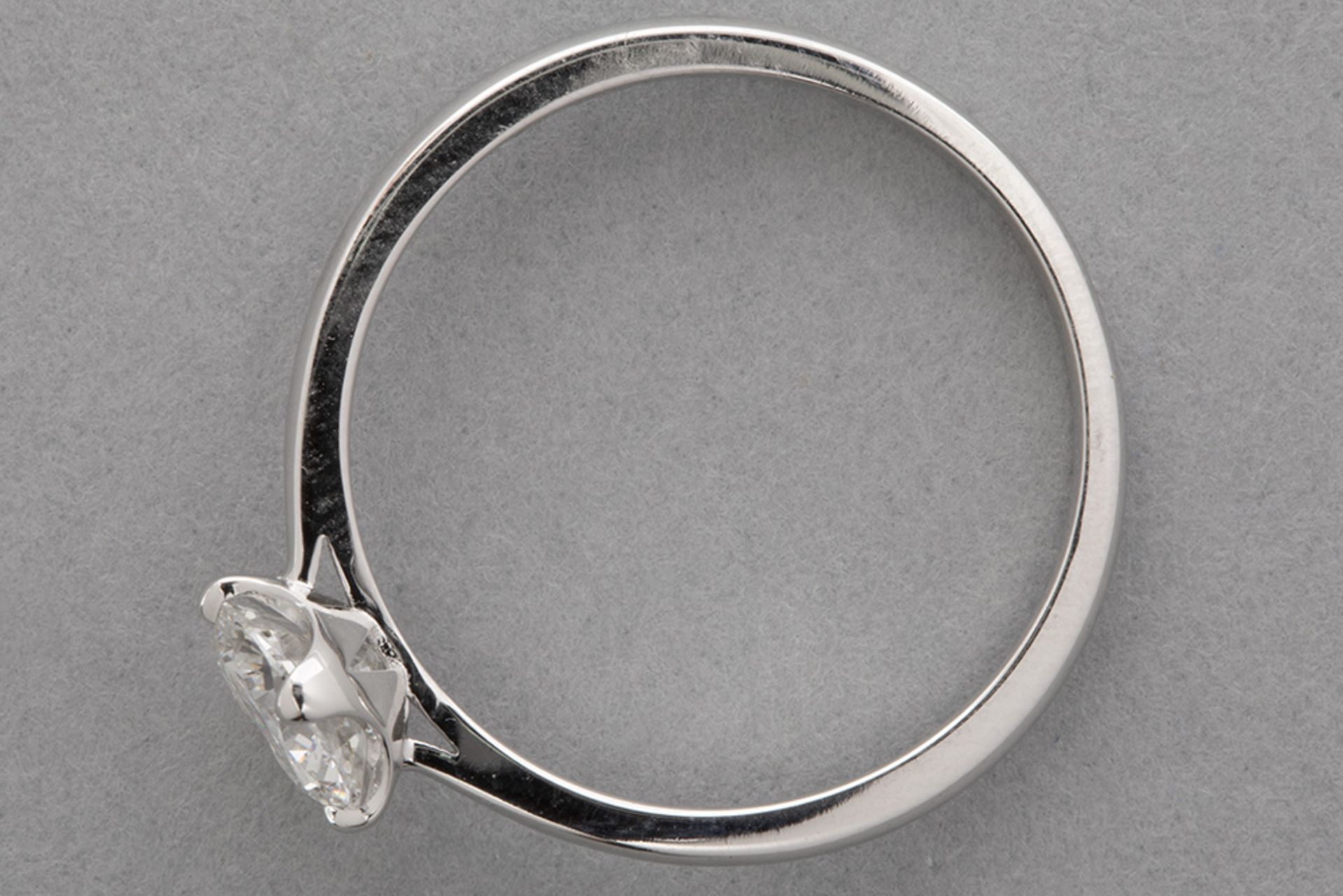 a 0,72 carat high quality brilliant cut diamond set in a ring in white gold (18 carat) - Bild 2 aus 2