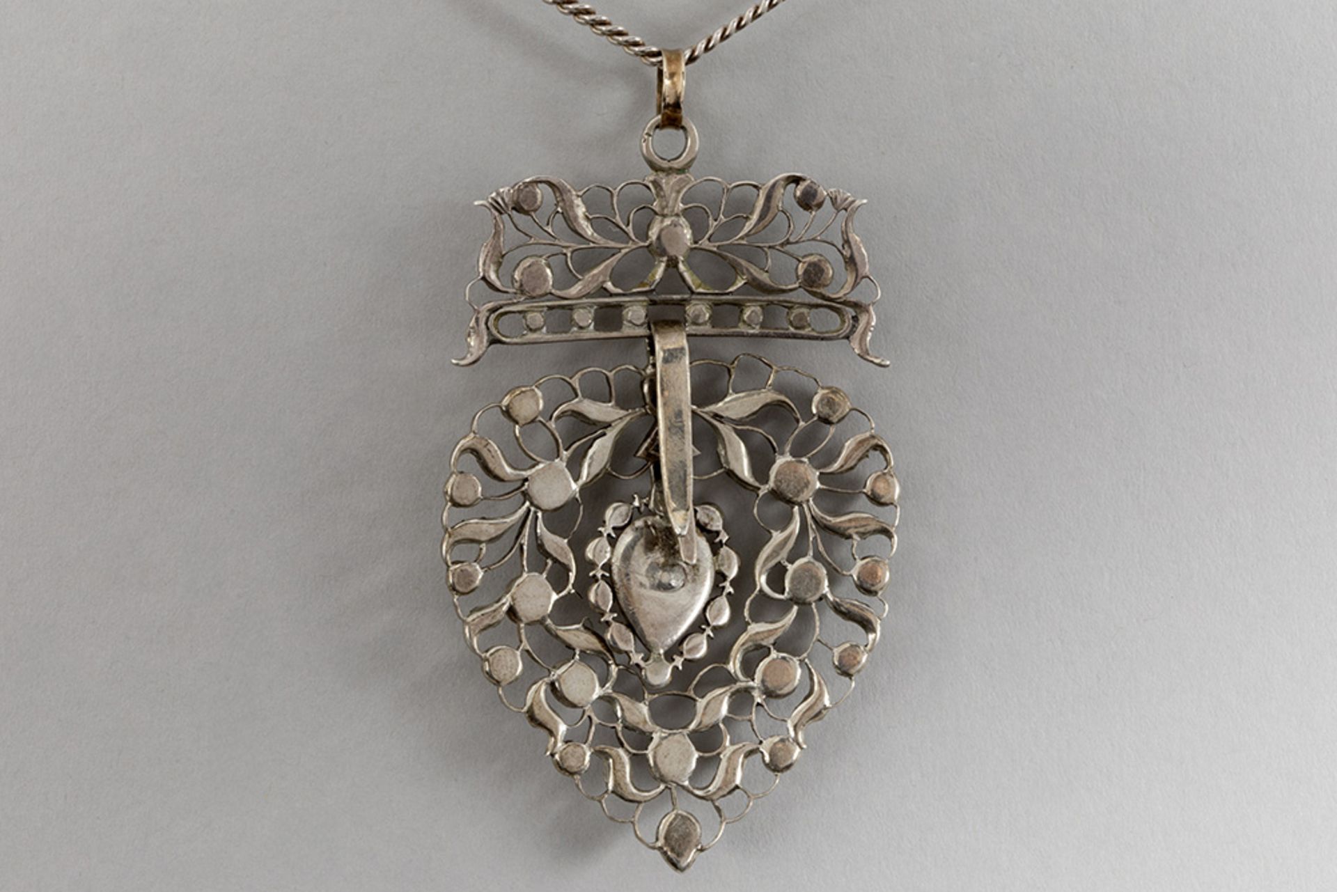 antique, presumably Flemish, heart-shaped pendant in silver and gold with rose cut diamonds  -  with - Bild 2 aus 2