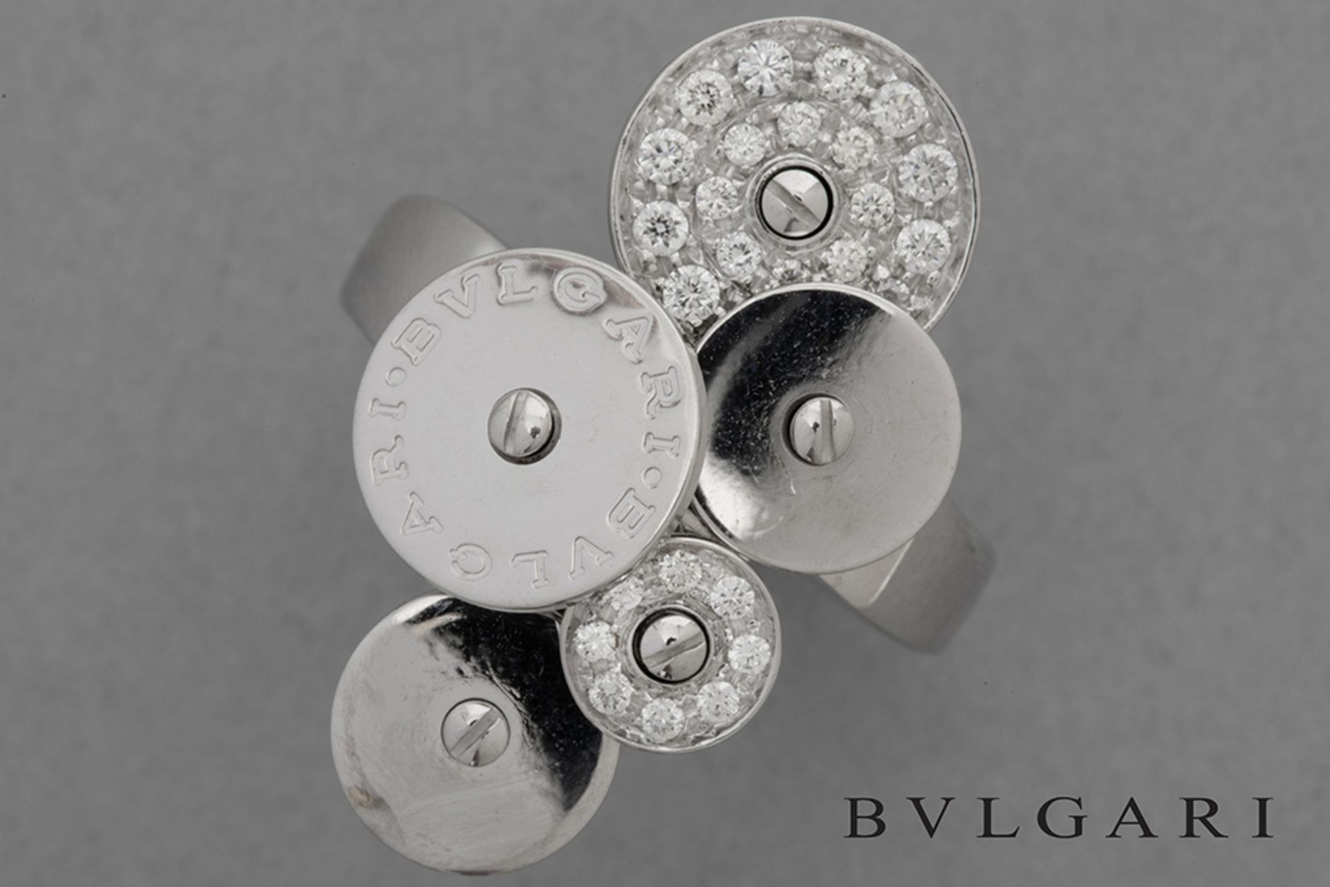 Bulgari signed ring in white gold (18 carat) with five cercles and with ca 0,30 carat of very high q