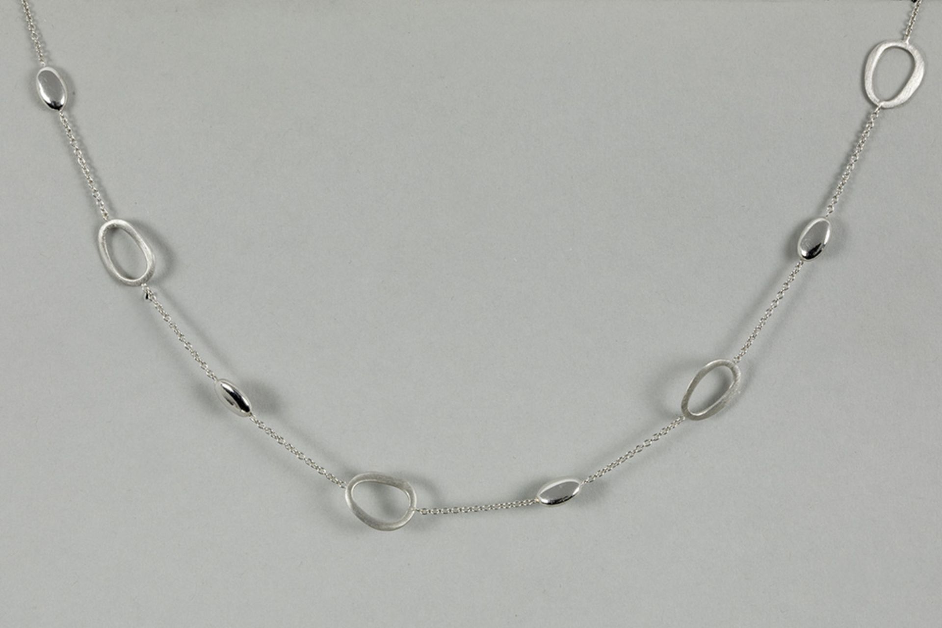 necklace in white gold (18 carat) with open and closed ellipses - Bild 2 aus 2